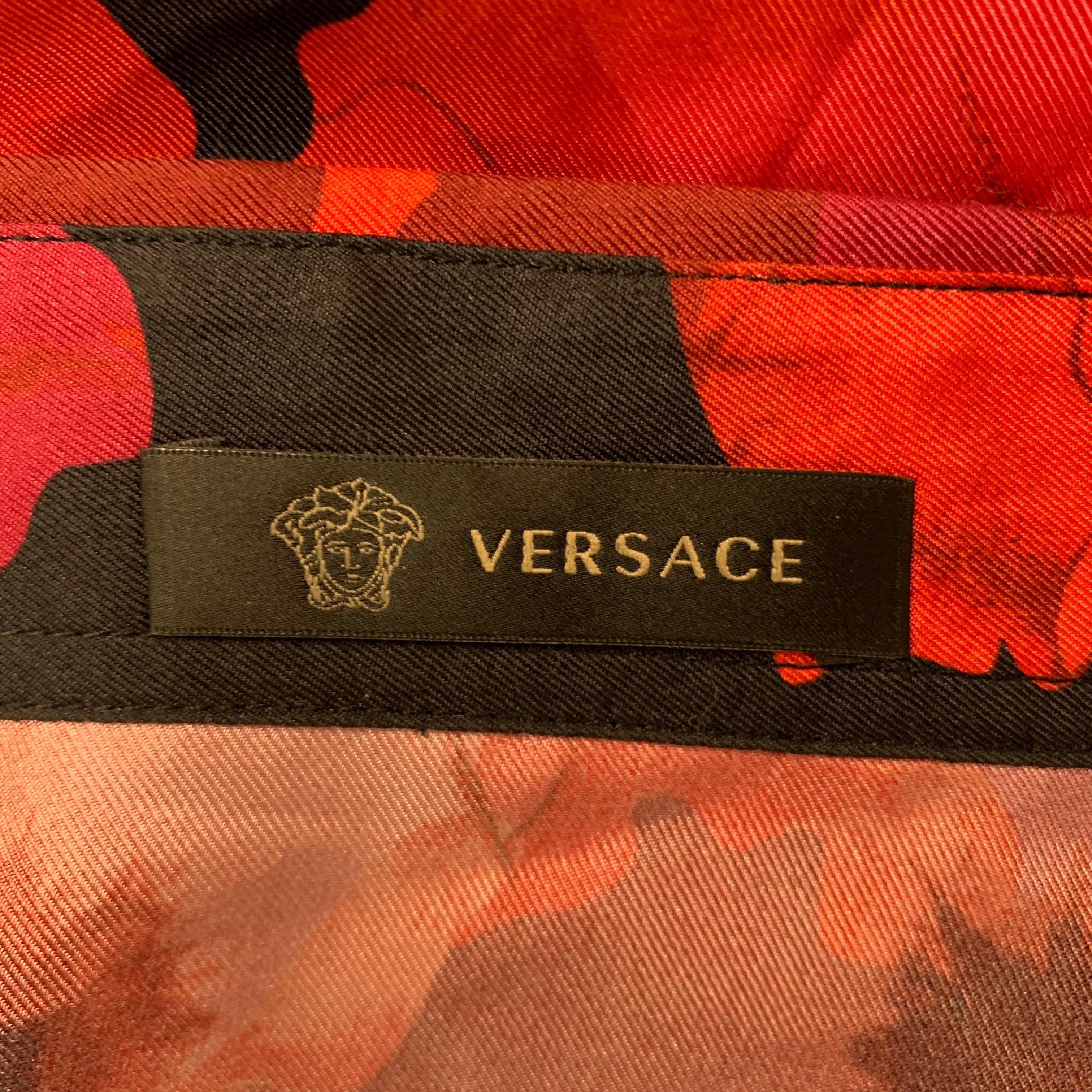 VERSACE, chemise à manches longues boutonnée en soie à fleurs multicolores, taille L en vente 4