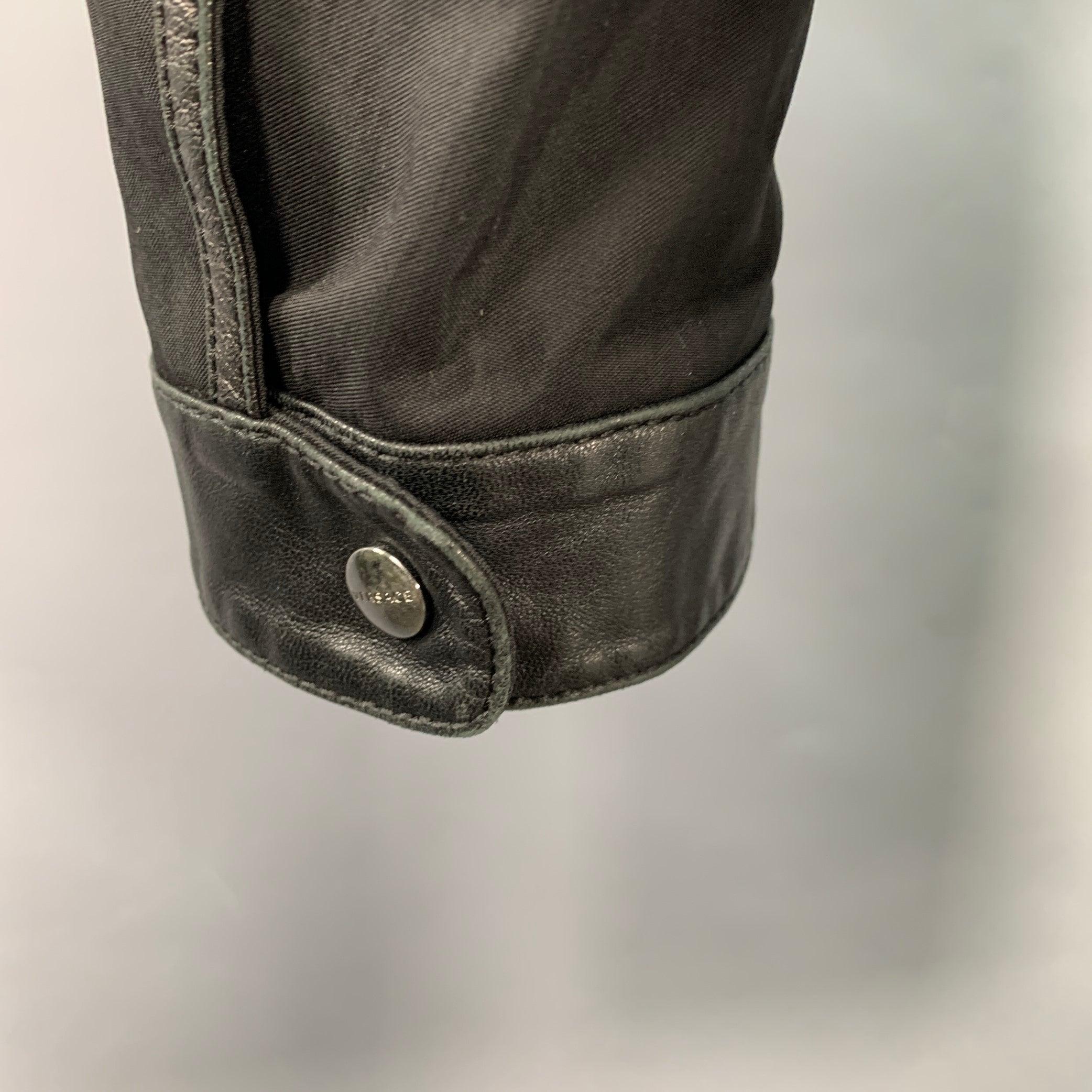 VERSACE Taglia M Giacca con zip in misto cotone e pelle con borchie argento, Up&Up in vendita 2
