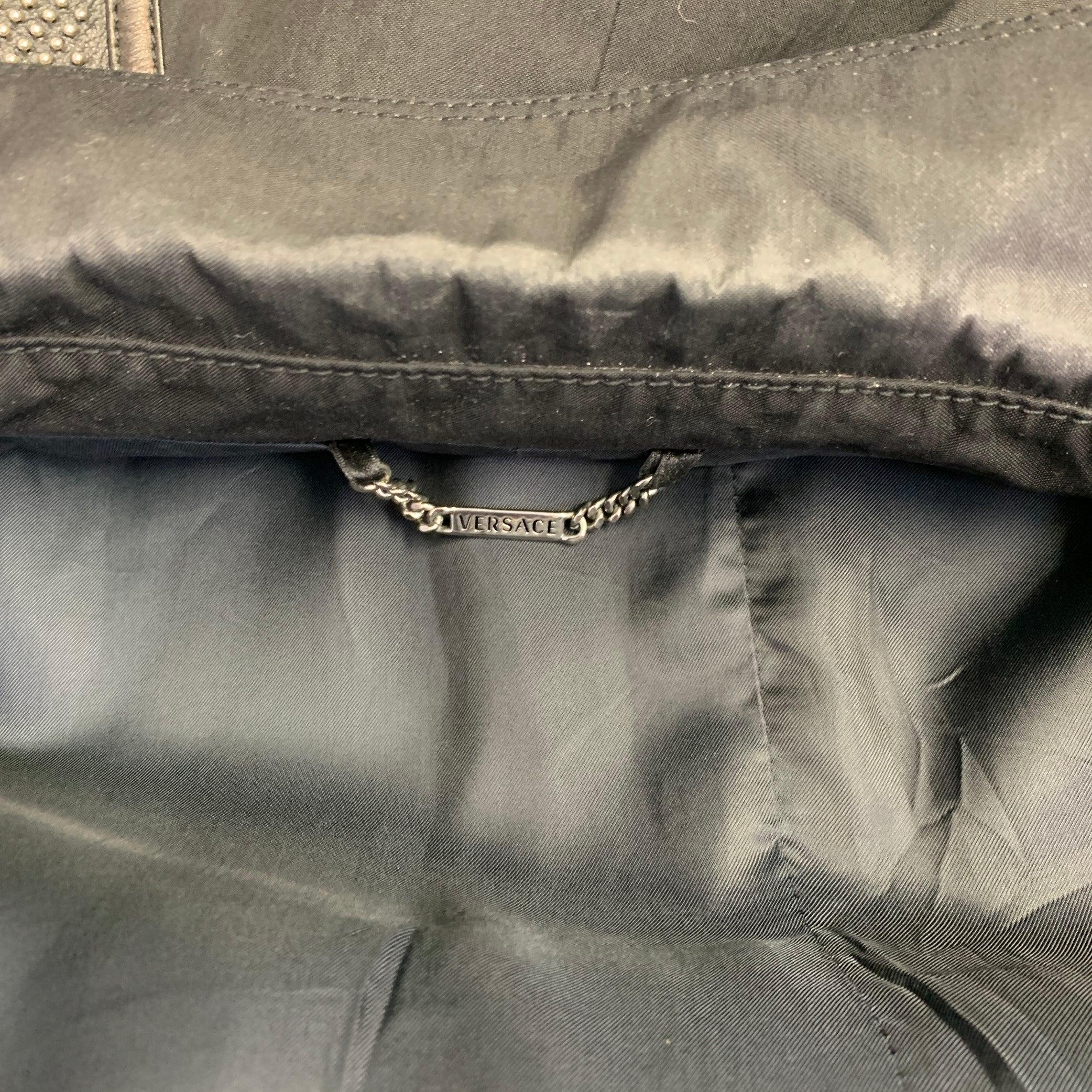 VERSACE Taglia M Giacca con zip in misto cotone e pelle con borchie argento, Up&Up in vendita 3