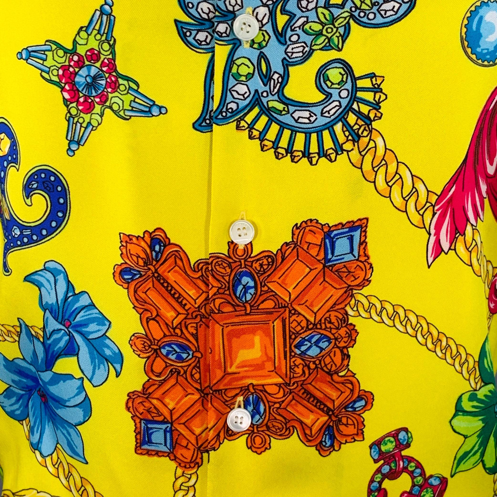 Chemise à manches courtes VERSACE en sergé jaune vibrant et multicolore, avec imprimé baroque et fermeture à boutons. Note : ce vêtement a été professionnellement modifié pour s'adapter à la personne qui l'a porté précédemment. Veuillez vérifier les