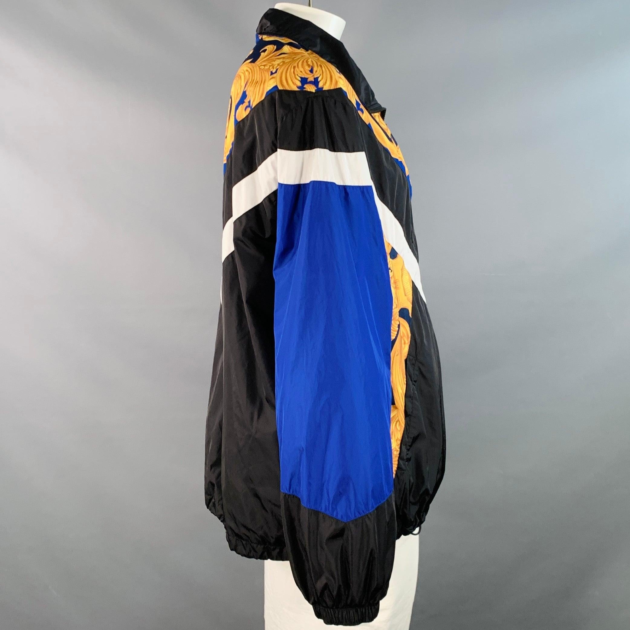 VERSACE Größe XXL Schwarz Blau Gold Barock Polyamidmischung Windbreaker Jacke im Zustand „Hervorragend“ im Angebot in San Francisco, CA
