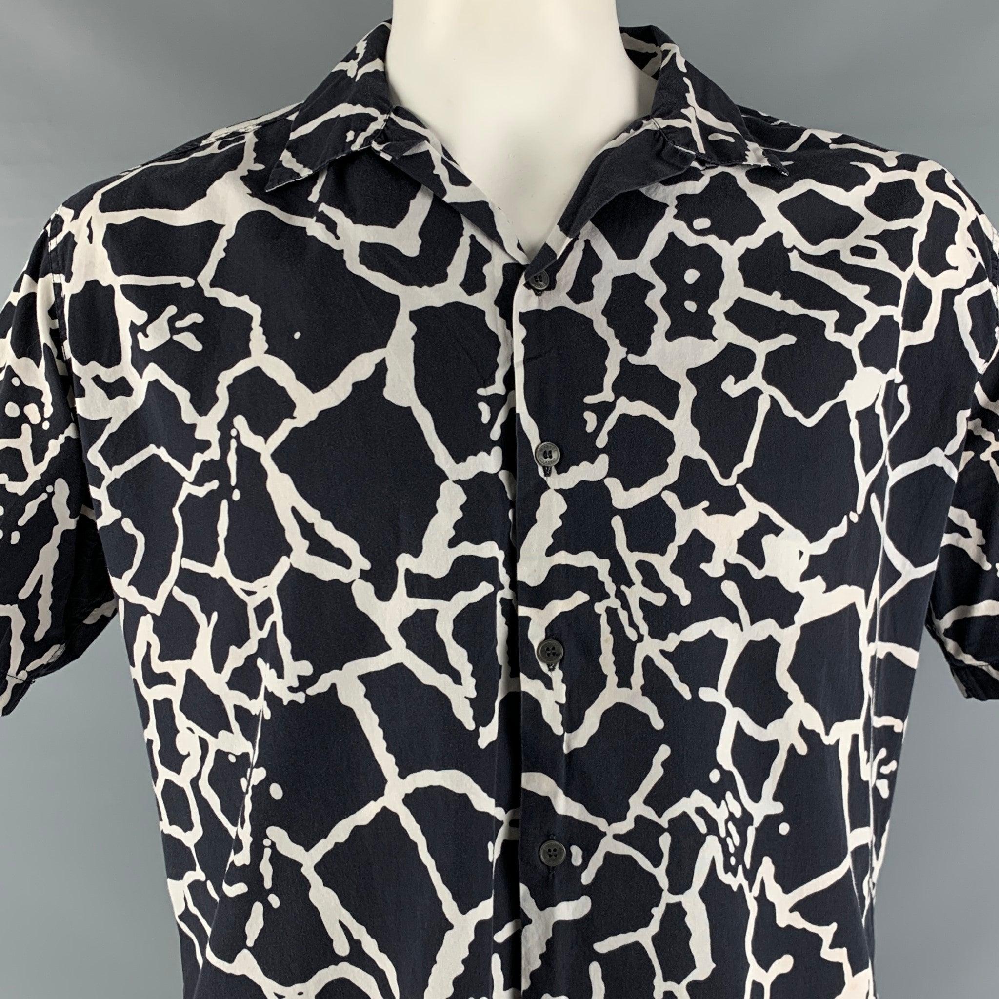 VERSACE short sleeve shirt in a black and white cotton fabric featuring abstract pattern, short sleeves, and a button closure. Made in Italy.Very Good Pre-Owned Condition. Minor marks on front. 

Marked:   XXL 

Measurements: 
 
Shoulder: 19.5