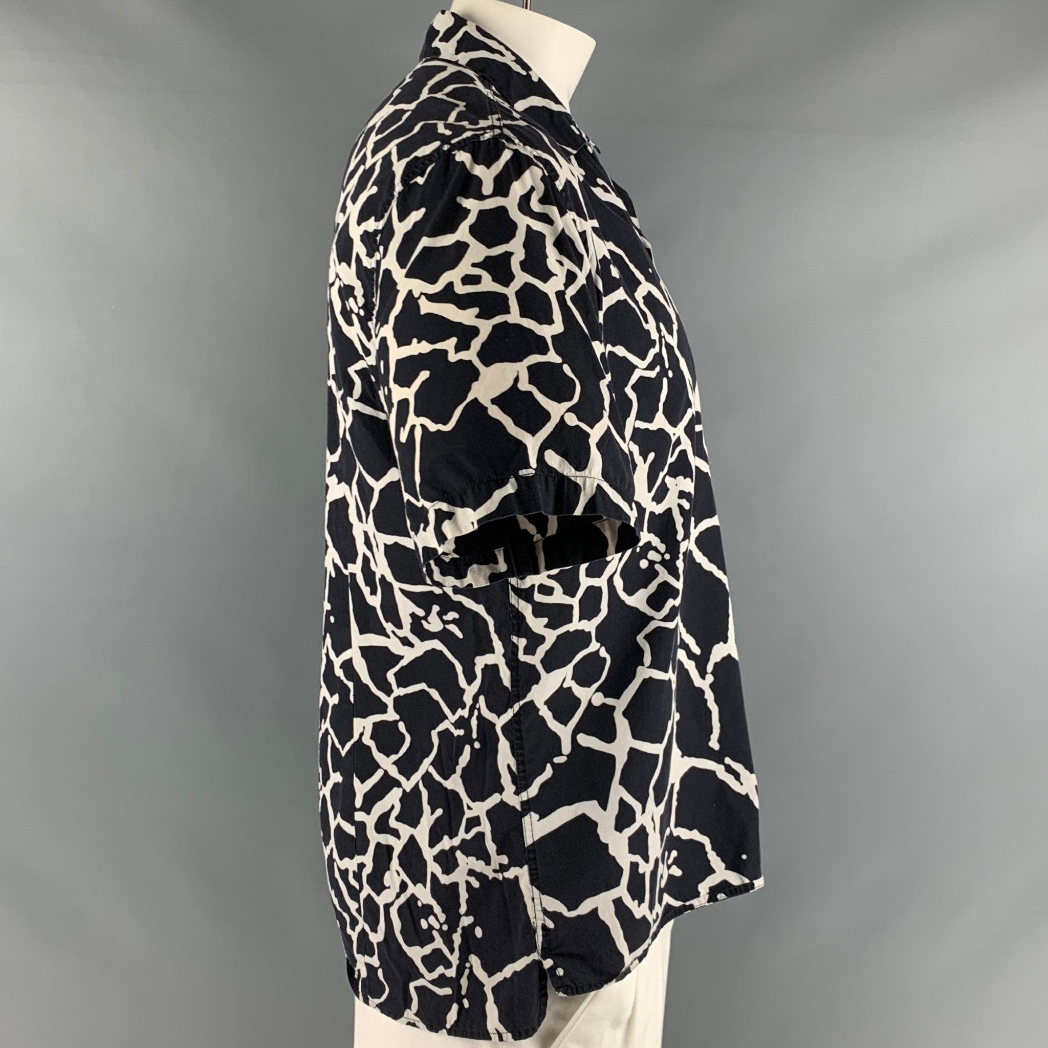 VERSACE Taille XXL Chemise à manches courtes en coton abstrait noir et blanc Bon état - En vente à San Francisco, CA