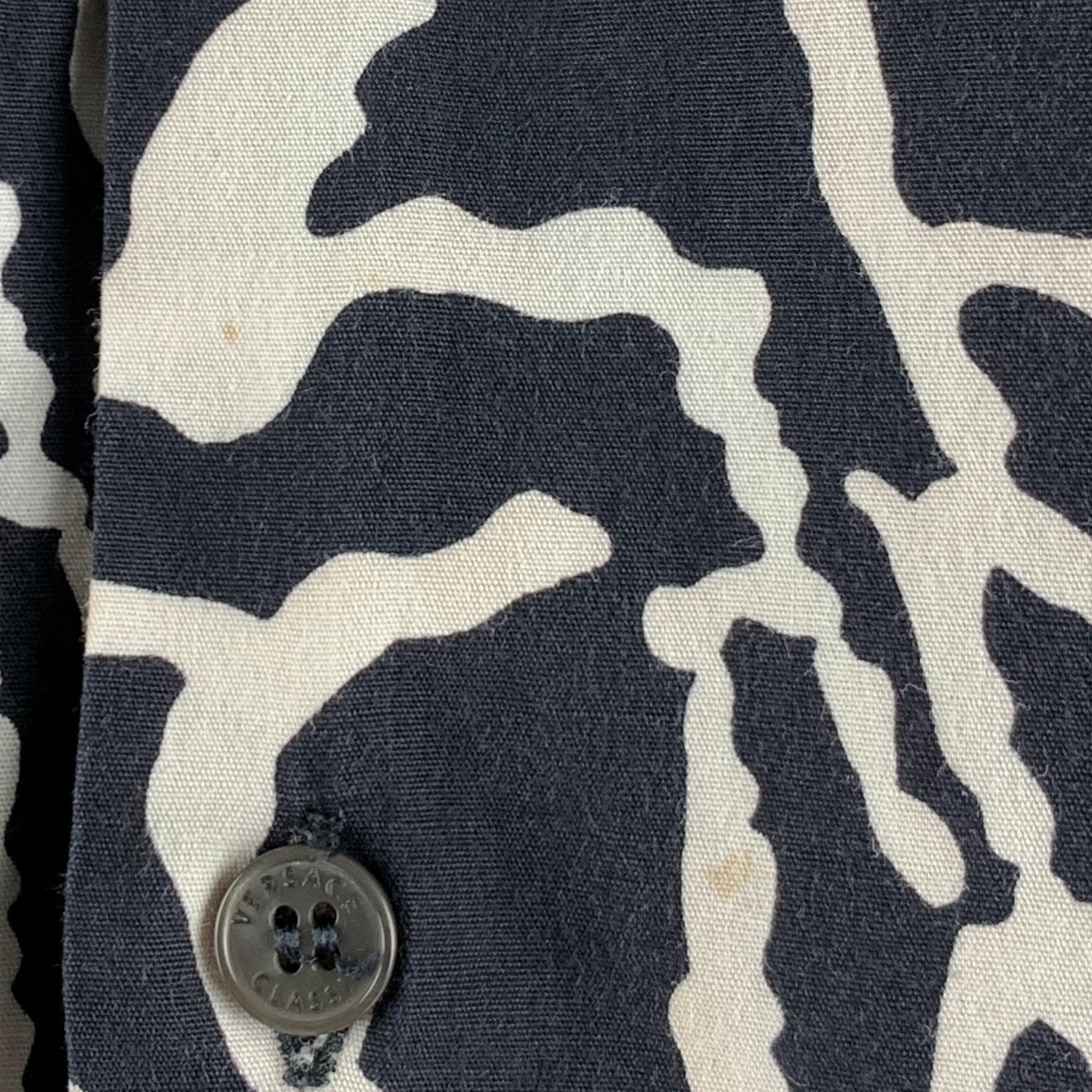 VERSACE Taille XXL Chemise à manches courtes en coton abstrait noir et blanc en vente 1