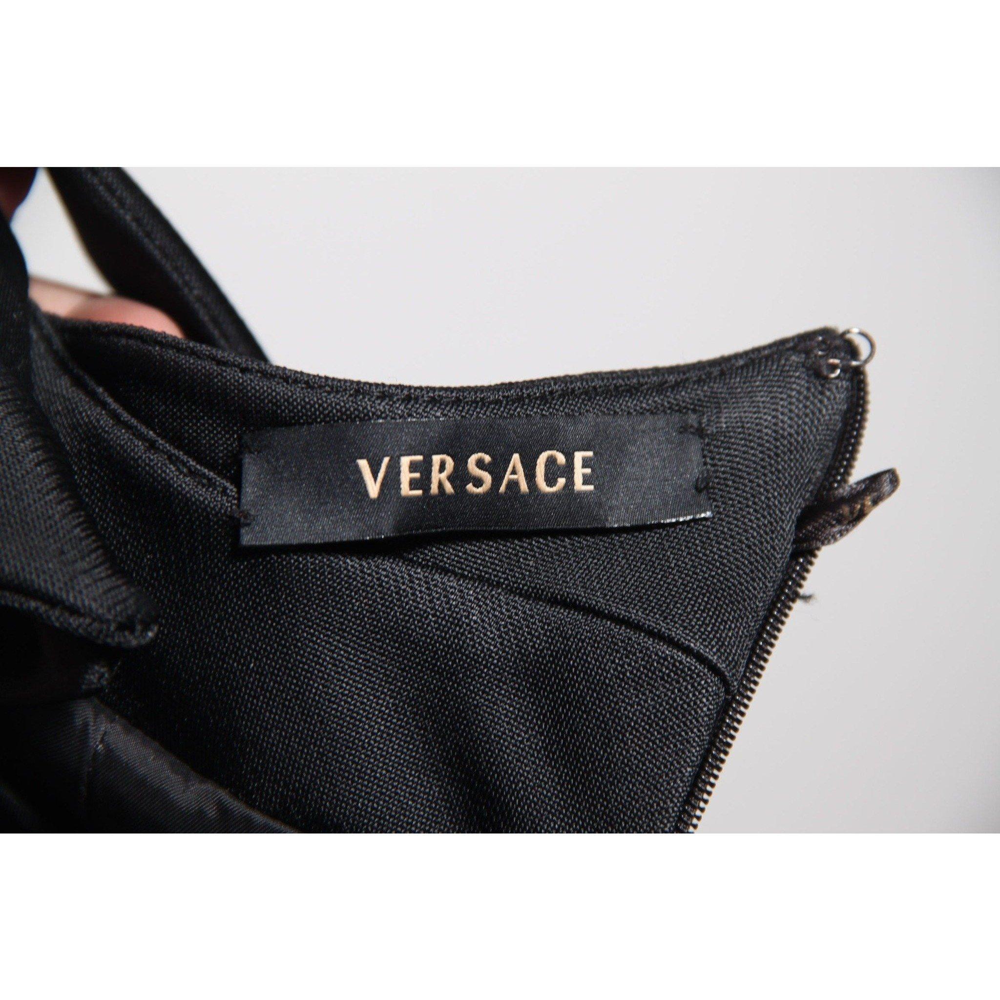 Versace Sleeveless Little Black Dress with Sheer Insert Size 40

Model: Little Black Dress
Material: Acetate
Color: Black
Gender: Women
Country of Manufacture: Italy
Size: Small
TOTAL LENGTH (from shoulder to hem): 34 1/2 inches - 87,6 m
SLEEVE