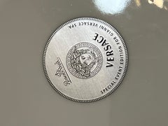 Piatto da presentazione Versace in edizione speciale con bordi in platino