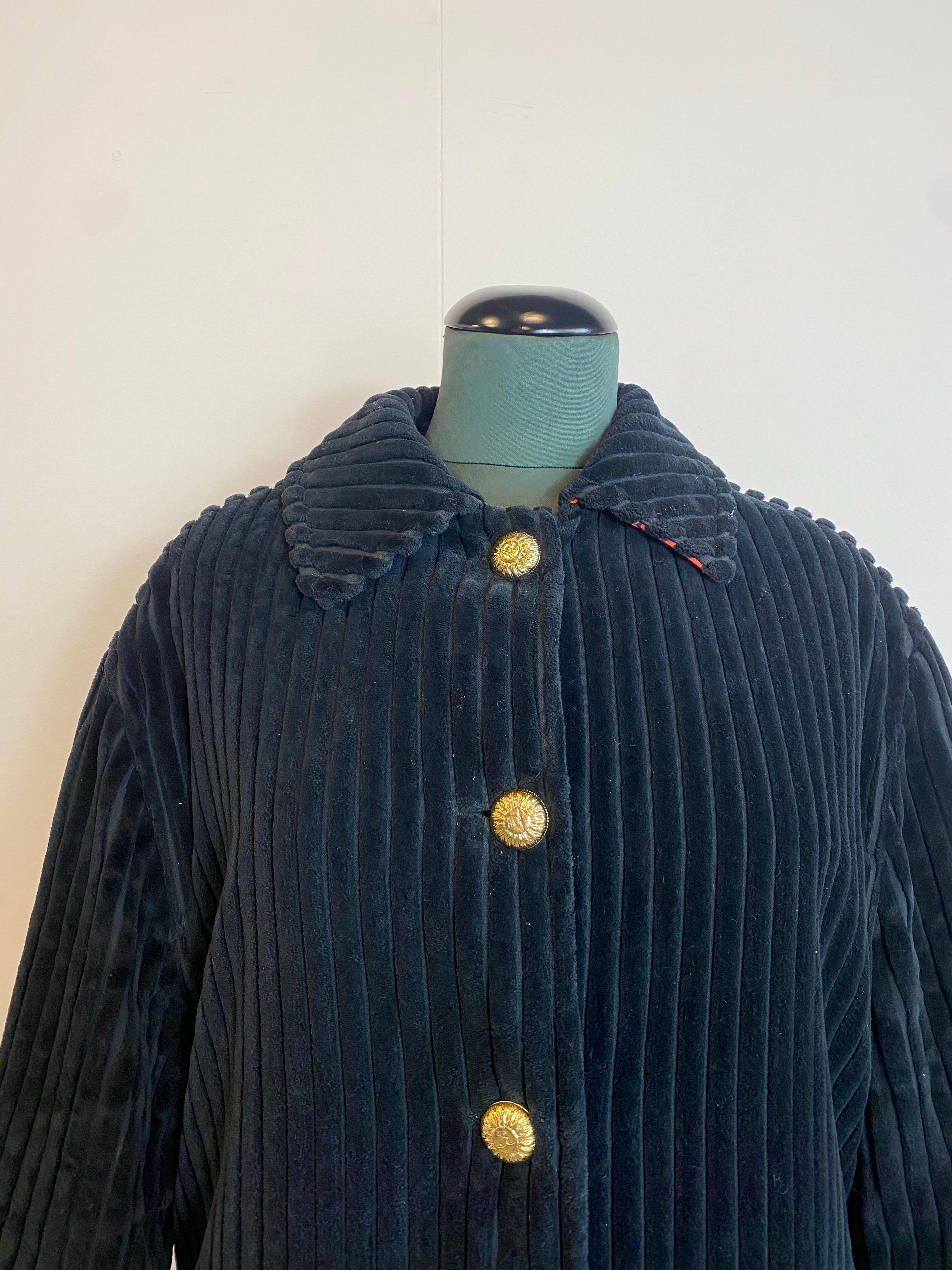 Versace Sportmantel.
Baumwolle und Wolle. Samt-Effekt. Gefüttert.
Fehlendes Label für die Größe.
Passen Sie eine internationale M/L.
Schultern 50 cm
Brustumfang 55 cm
Länge 99 cm
Ärmel 56 cm
Guter Gesamtzustand, weist normale Gebrauchsspuren auf.
