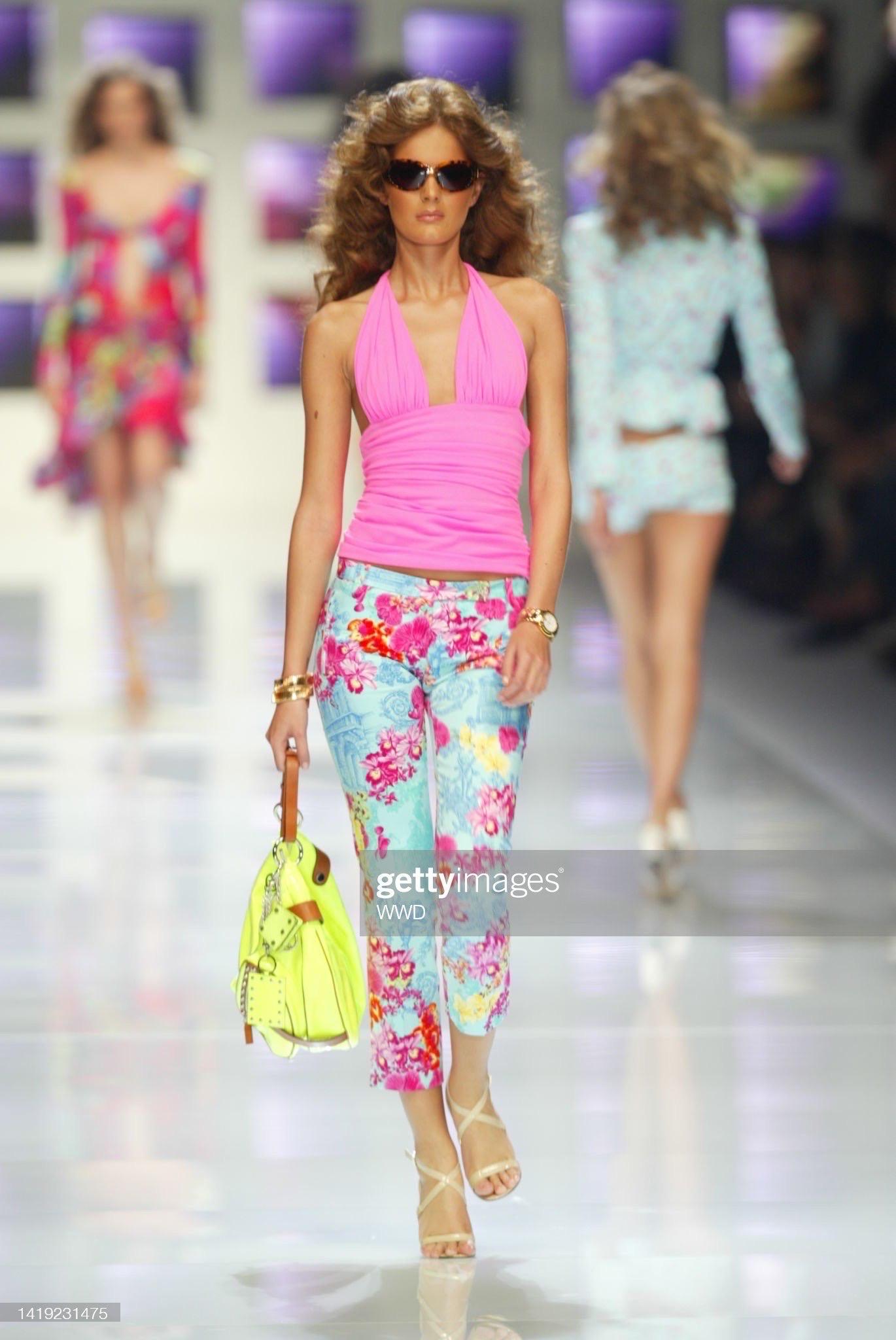 As seen on the runway, highly sought after orchid print with Donatella’s portrait.

Stretch cotton fabric. 

Size IT 42, fits like 6/8 US.

Pristine archival condition. 