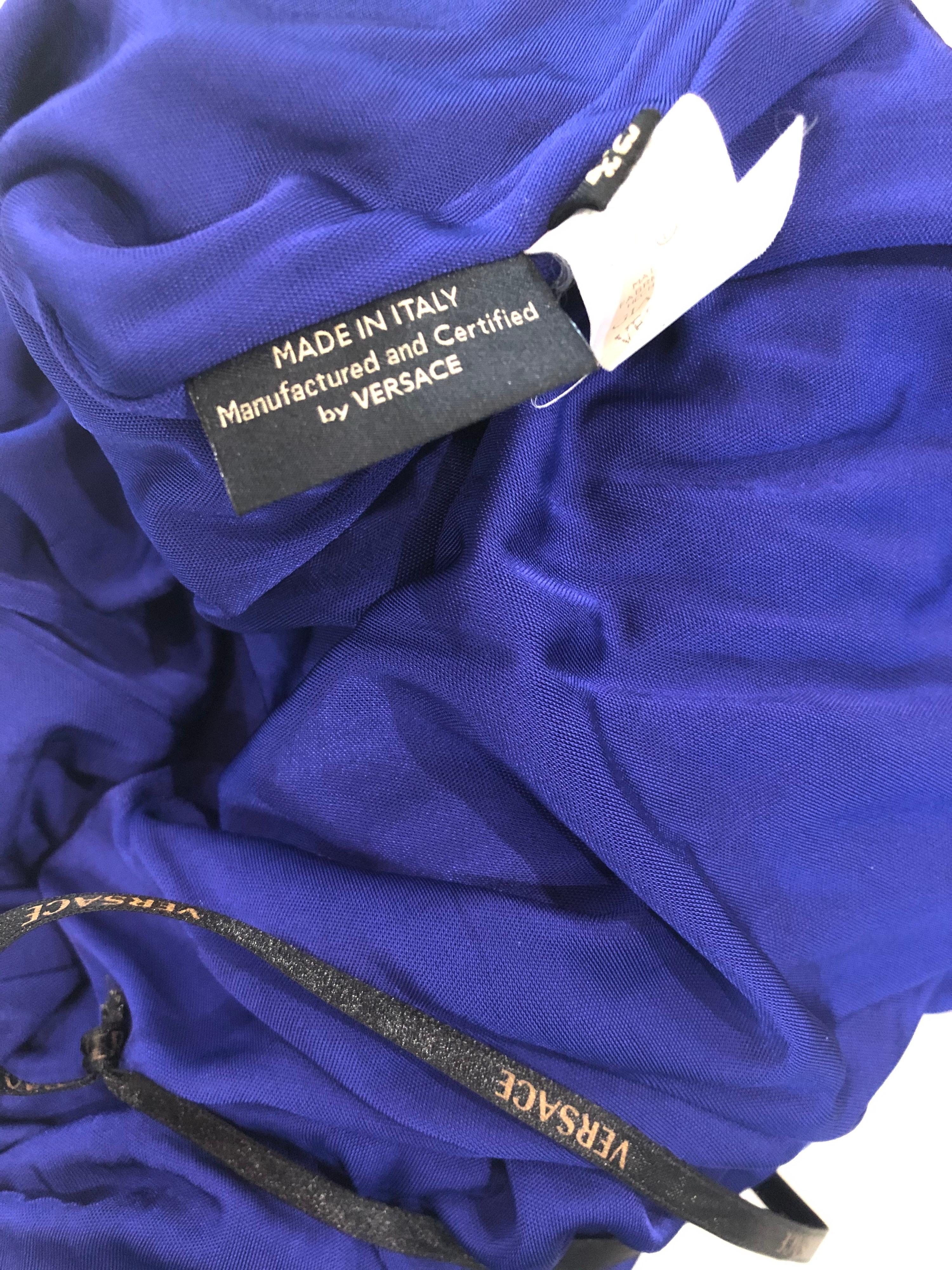 Versace - Robe de défilé avant-gardiste en jersey bleu violet avec dos cape, taille 42, printemps 2008 en vente 8