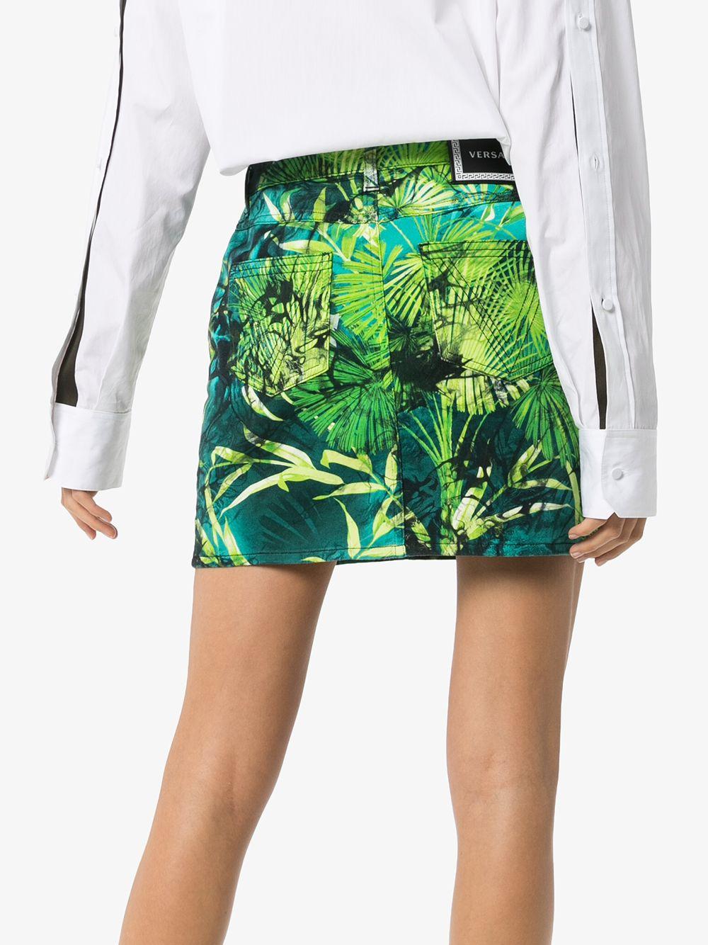 Versace Spring 2020 Runway Verde Jungle Print Denim Mini Skirt Size 40 In New Condition In Paradise Island, BS