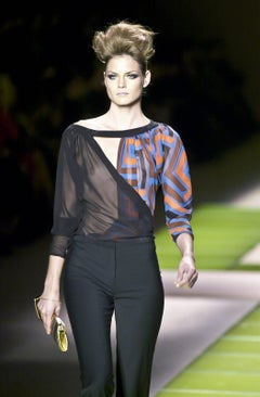 Top cruzado con estampado geométrico de la colección de pasarela de Versace Primavera-Verano 2001
