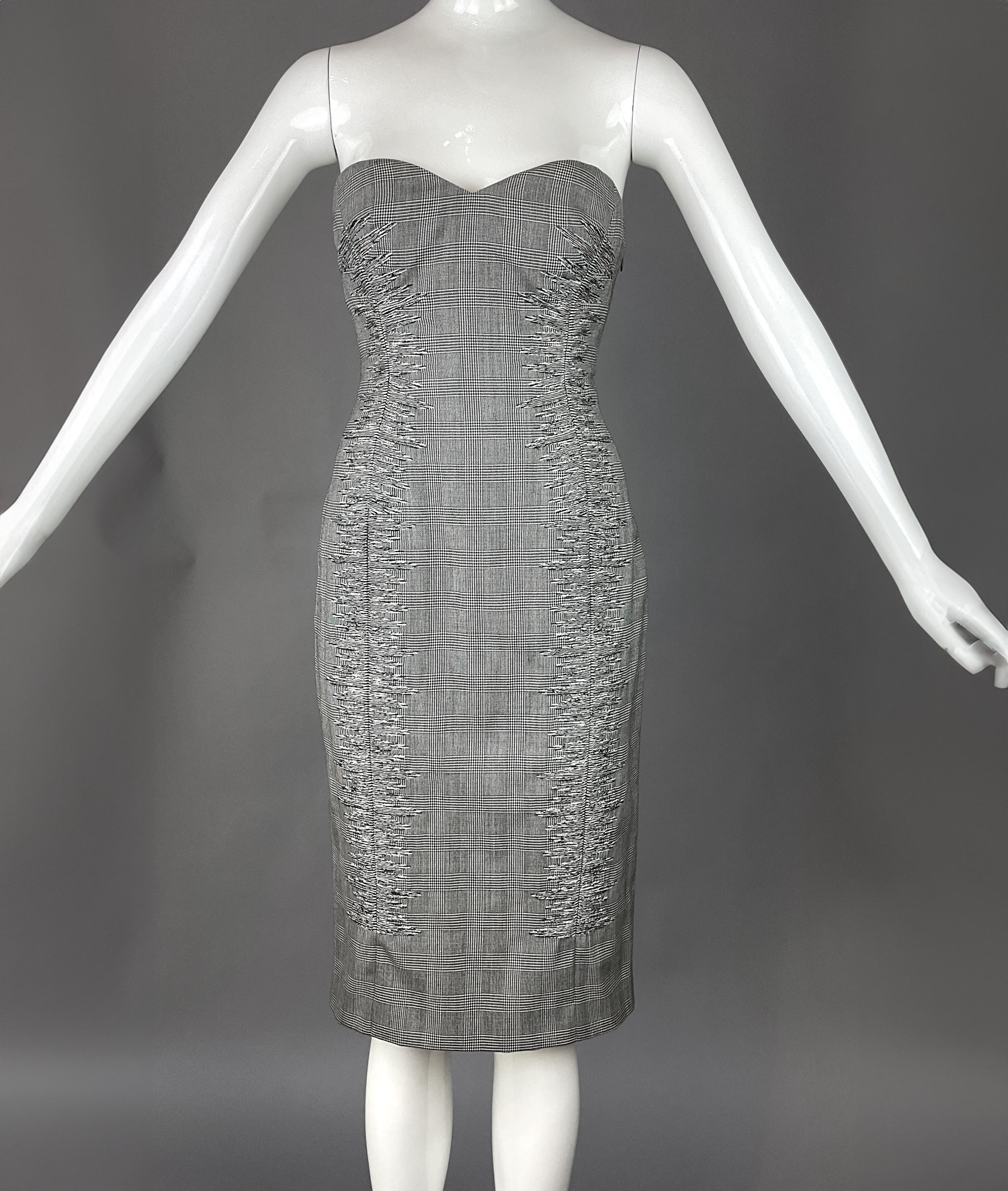 Versace, abito da passerella primavera/estate 1998 a quadri grigi e senza spalline

Questo abito senza spalline inaugurò la prima collezione di Donatella Versace come direttore creativo, primavera/estate 1998, dopo la scomparsa di Gianni Versace.