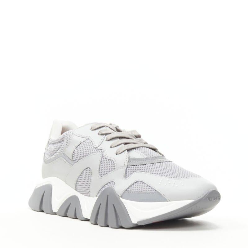 VERSACE Baskets chunky en cuir gris Squalo K48 EU45 US12
Référence : TGAS/C00210
Marque : Versace
Designer : Donatella Versace
Modèle : Squalo
Collectional : 2020 - Runway
Matière : Maille, cuir
Couleur : Gris
Motif : Solide
Fermeture :