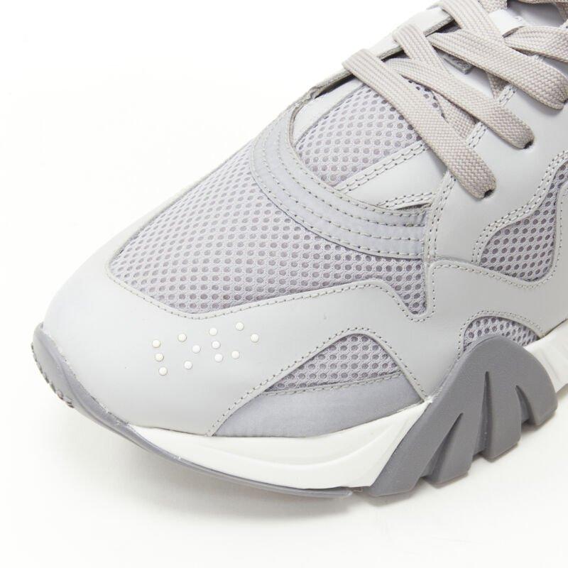 VERSACE Baskets chunky en cuir gris Squalo K48 EU45 US12 en vente 2