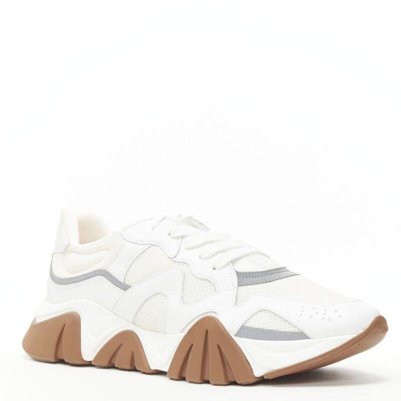 Versace blanc gum cuir mesh chunky sneakers EU45 US12
Référence : TGAS/C00043
Marque : Versace
Designer : Donatella Versace
Modèle : Squalo
Collectional : 2020 - Runway
Matière : Maille, cuir
Couleur : blanc
Motif : Solide
Fermeture : Up&Up
Doublure