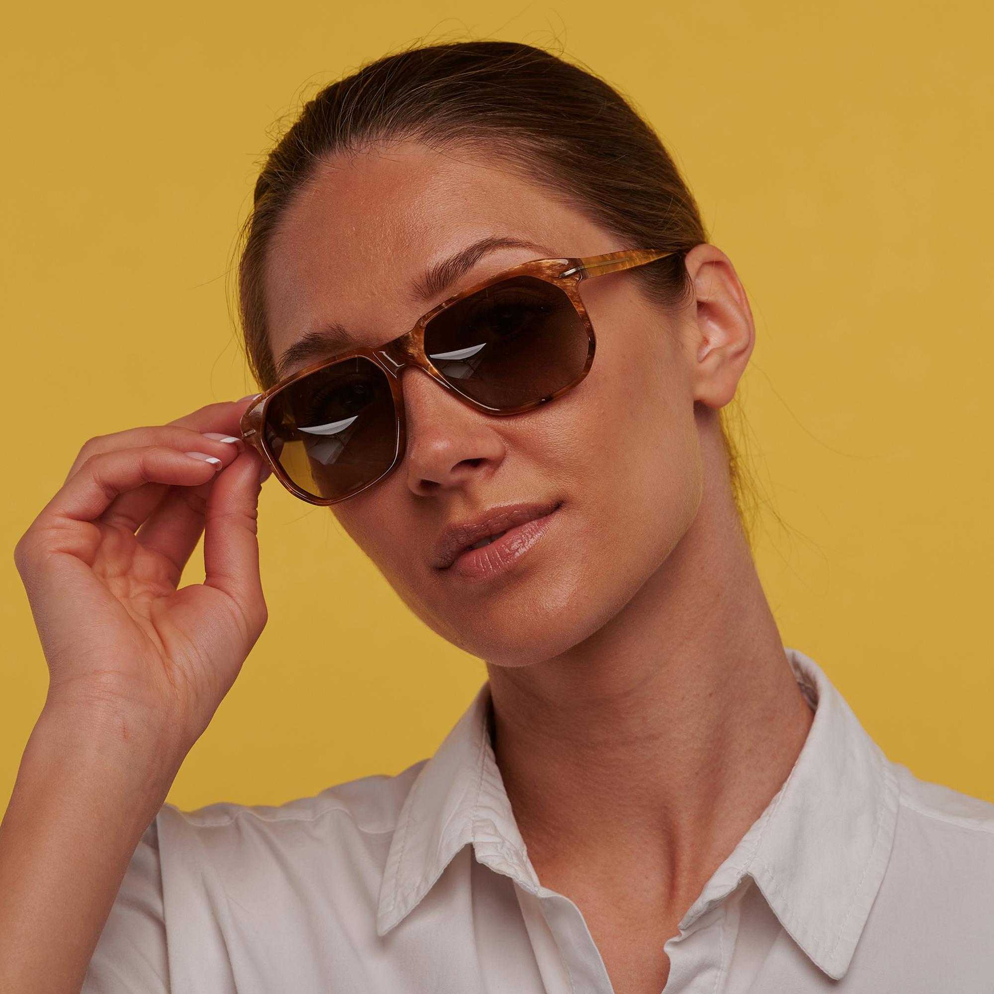 Versace lunettes de soleil vintage carrées en vente 3