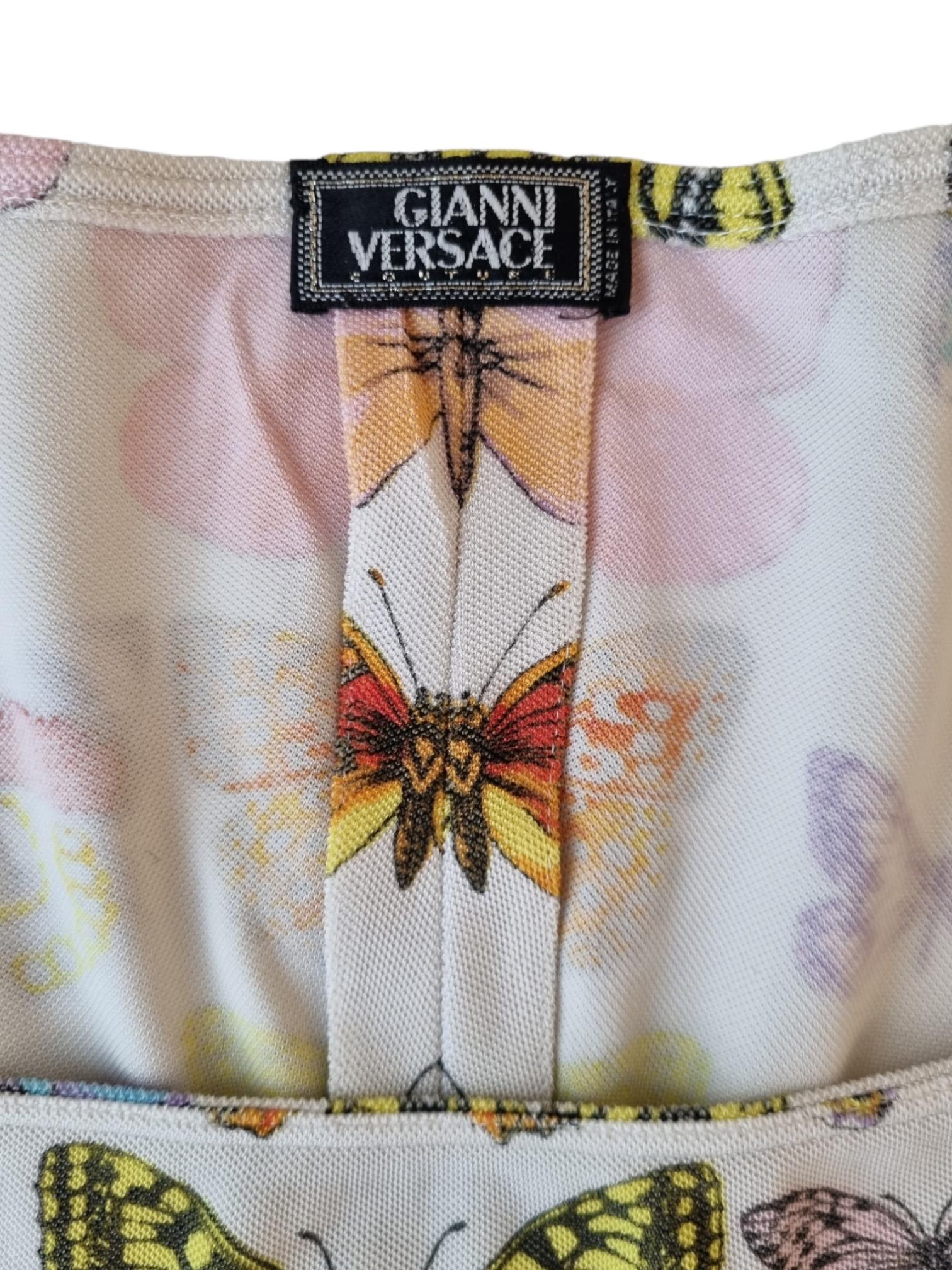 Robe iconique et super rare dans l'un des imprimés les plus emblématiques de Versace : l'imprimé papillon. Cette robe à l'imprimé papillon blanc a été portée sur le podium du défilé Versace S/S 1995. L'impression a été reproduite à de nombreuses
