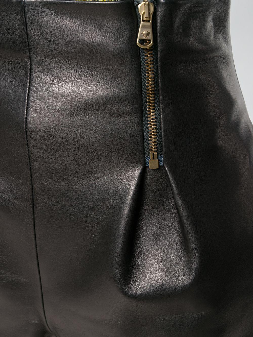 De las mujeres Versace SS19 Pantalones cortos negros de cuero de cintura alta con cremalleras doradas Talla 40