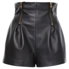 Versace SS19 Pantalones cortos negros de cuero de cintura alta con cremalleras doradas Talla 40
