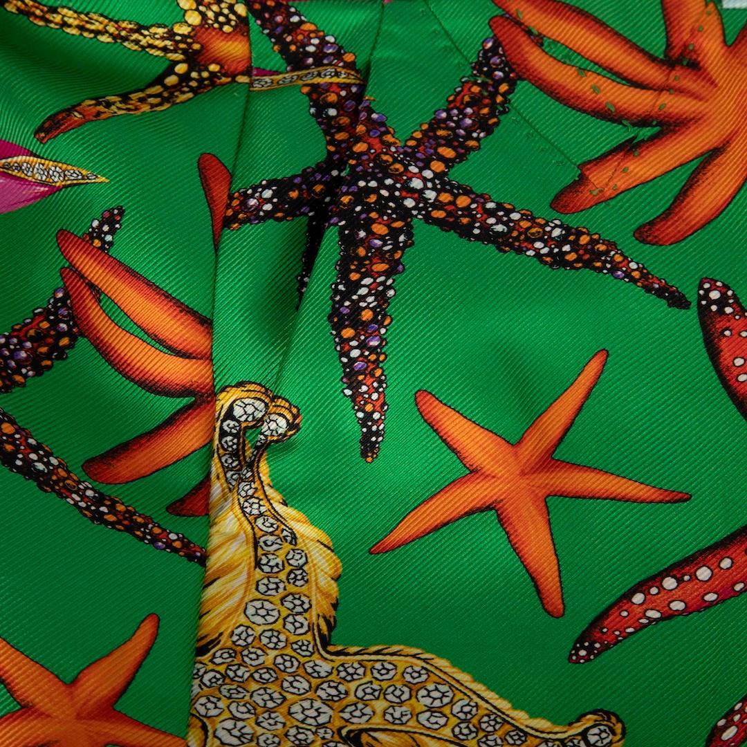 Pantalón Versace Slim de seda con estampado de estrellas de mar Talla XXS Beige en venta
