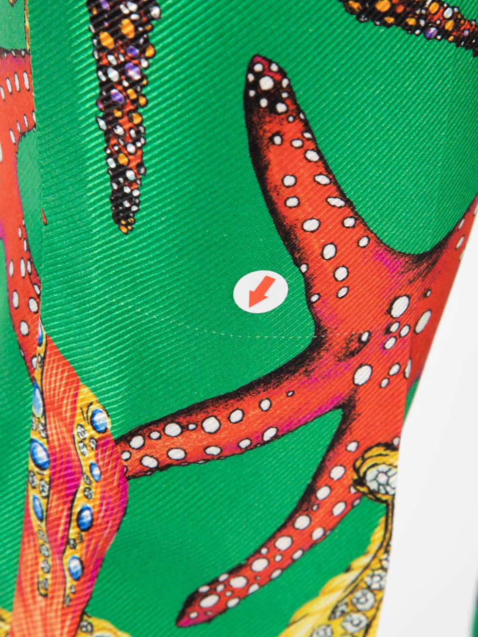 Pantalón Versace Slim de seda con estampado de estrellas de mar Talla XXS en Bueno estado para la venta en London, GB