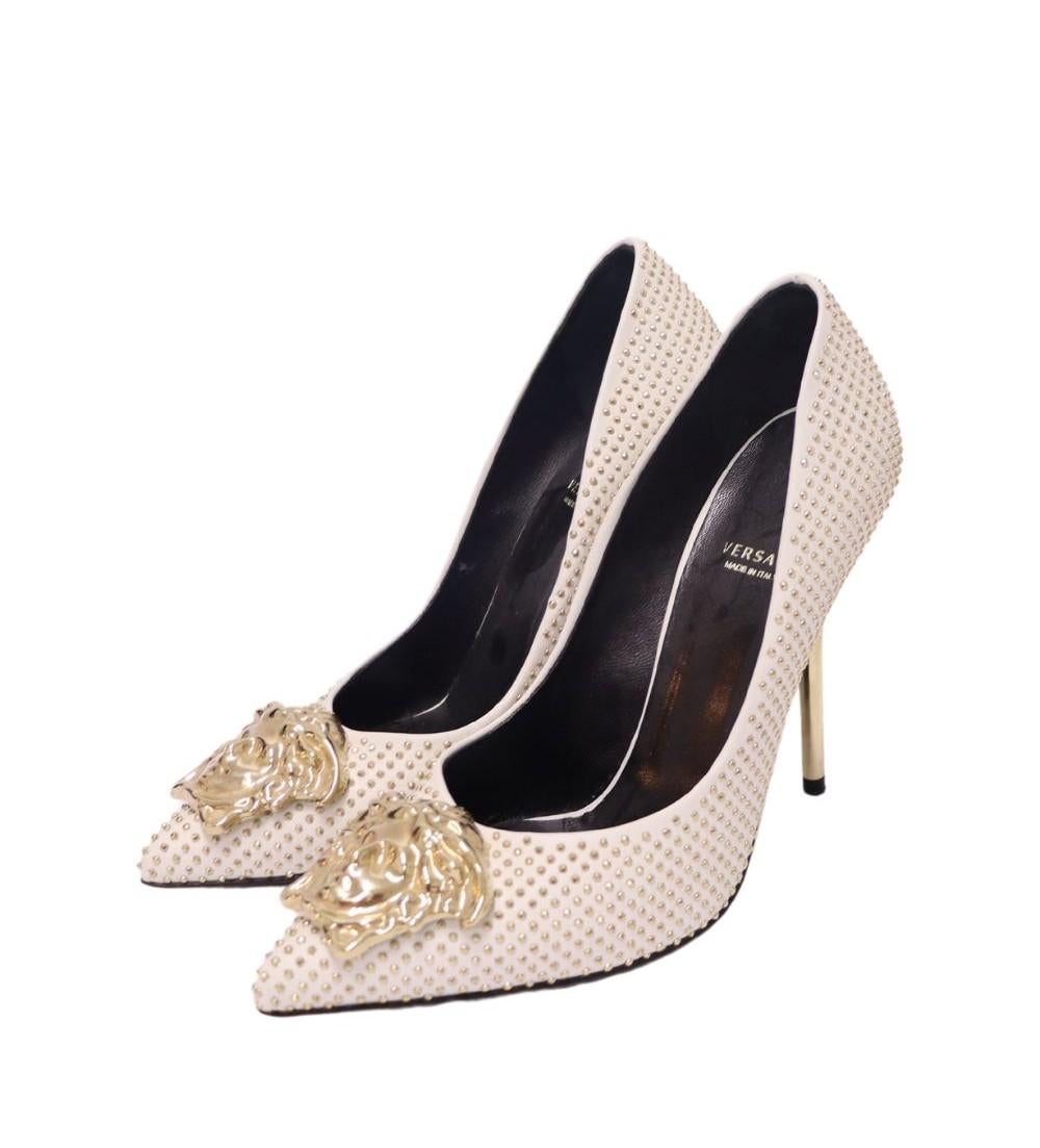 Versace Studded Medusa Pump, Features a Pointed Toe, Medusa Motif and Metal studs.

Material: Leather
Size: EU 37
Heel Height: 11.5cm
Overall Condition: Excellent
Interior Condition: Signs of wear
Exterior Condition: Light hardware tarnish on the