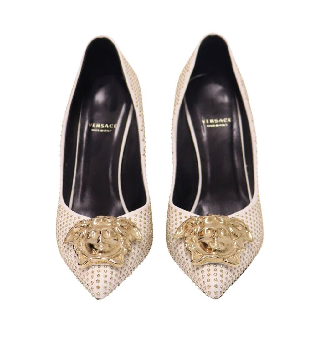 Versace Studded Medusa Pump Size EU 37 In Excellent Condition For Sale In Amman, JO
