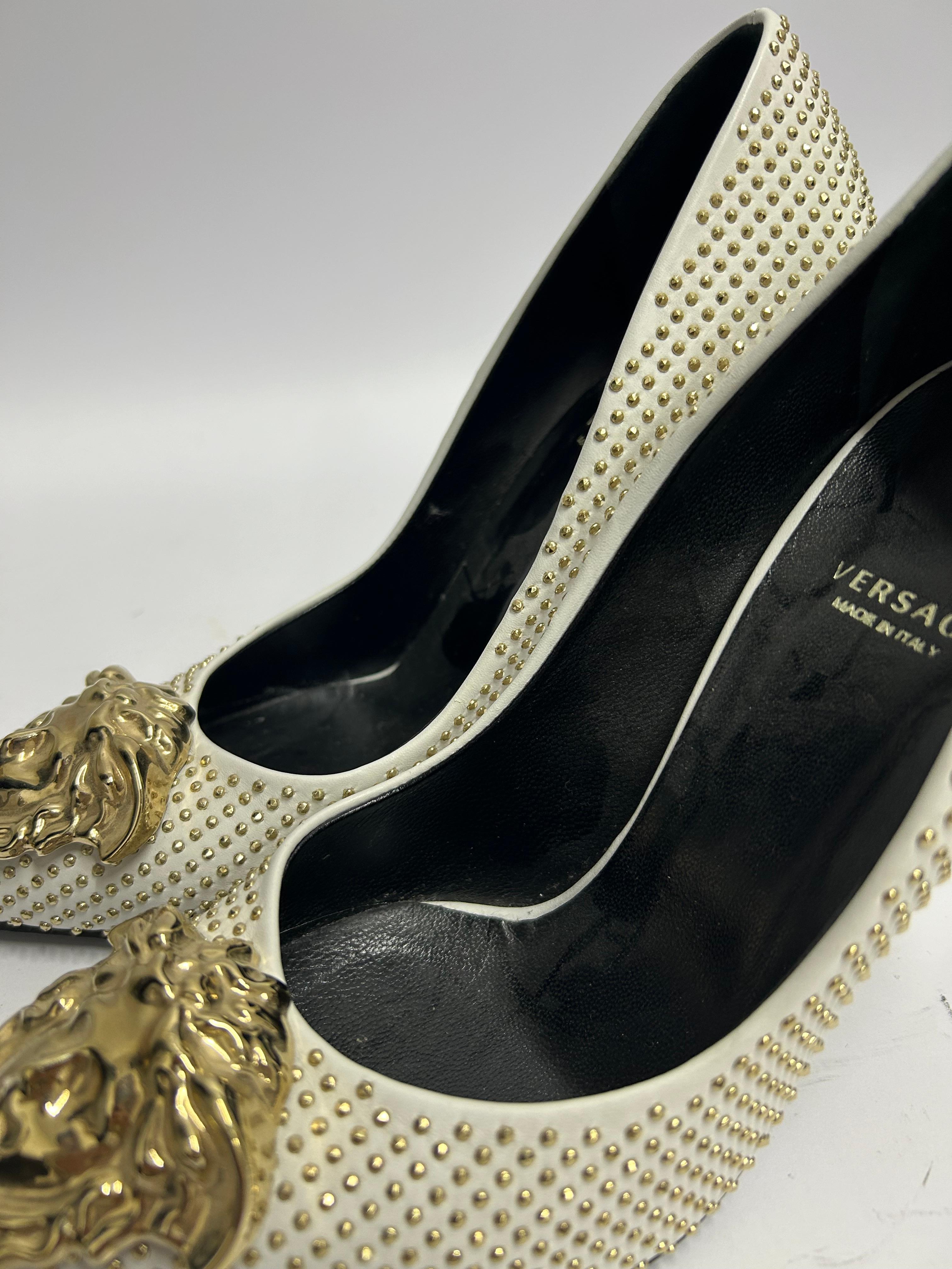 Versace Studded Medusa Pump Size EU 37 For Sale 4