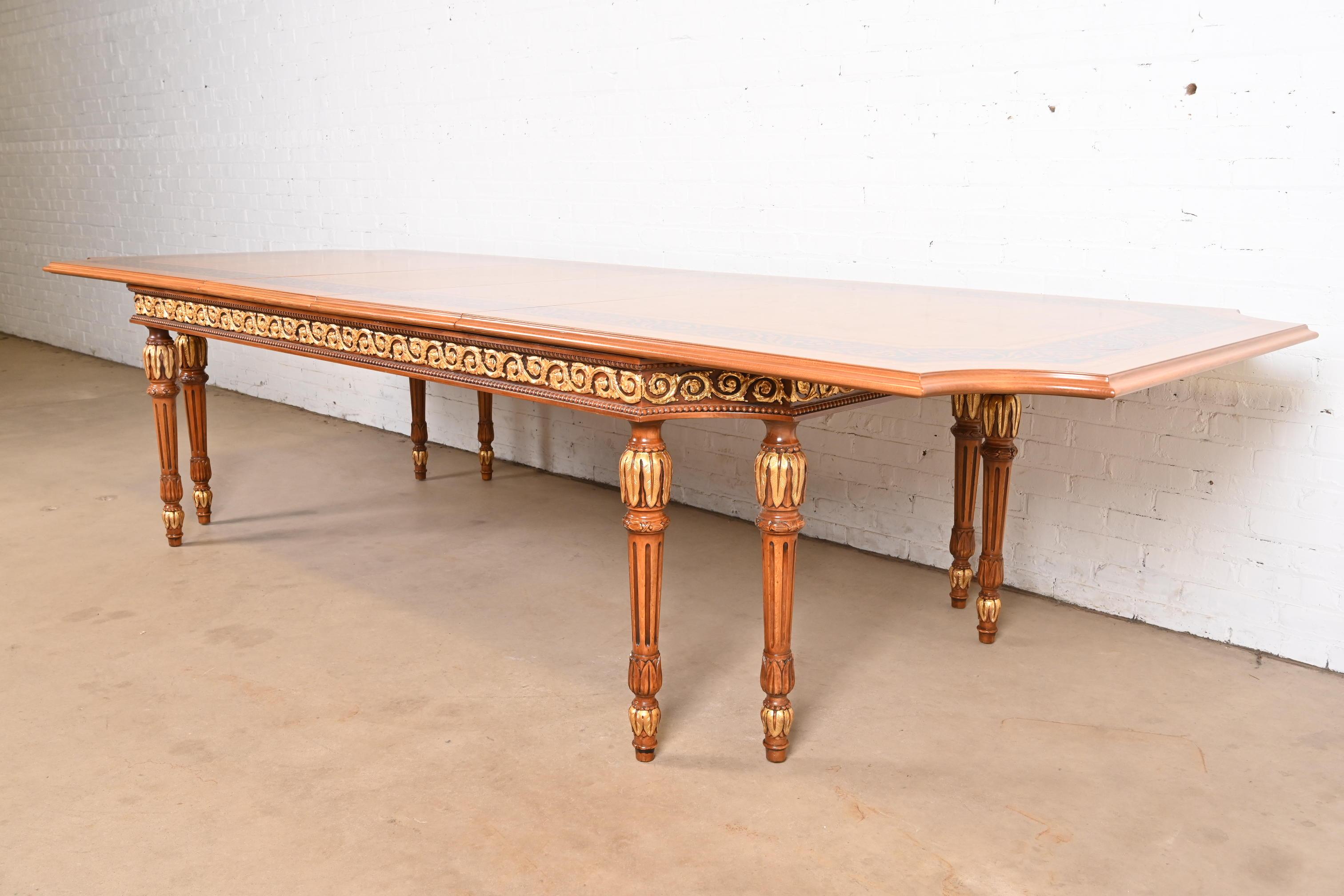 Table de salle à manger néoclassique italienne en ronce de bois incrustée de style Versace, revernie en vente 4