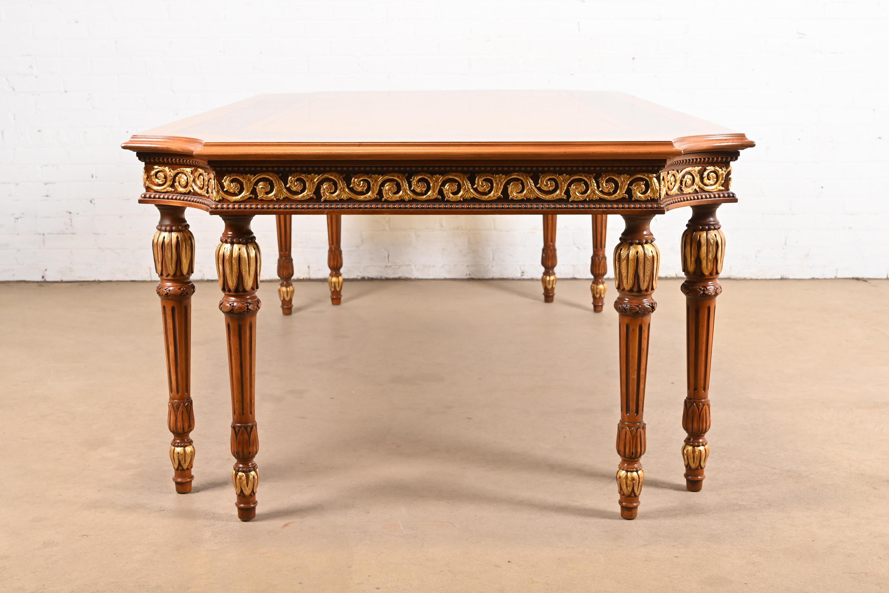 Table de salle à manger néoclassique italienne en ronce de bois incrustée de style Versace, revernie en vente 6