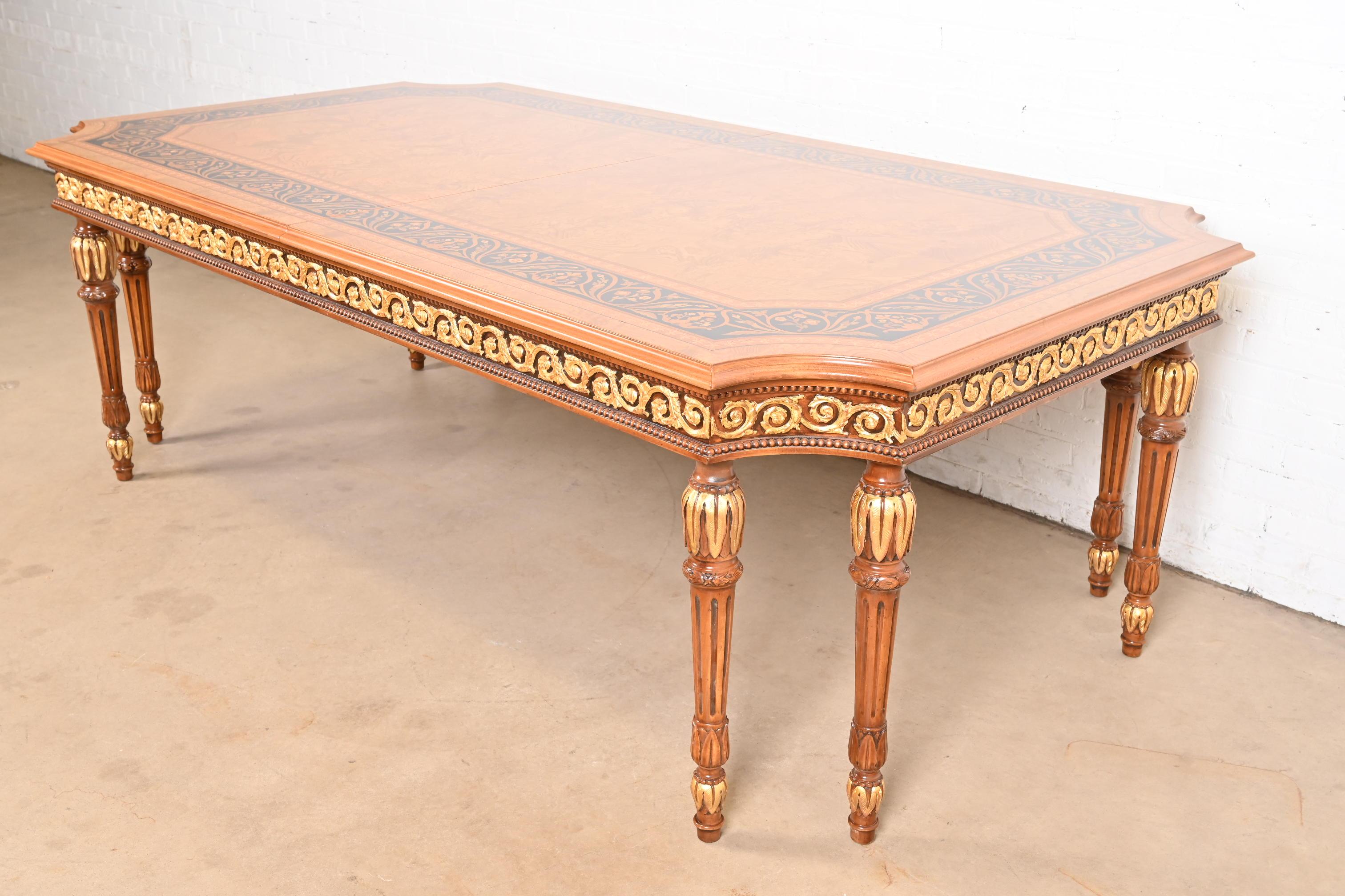 Néoclassique Table de salle à manger néoclassique italienne en ronce de bois incrustée de style Versace, revernie en vente