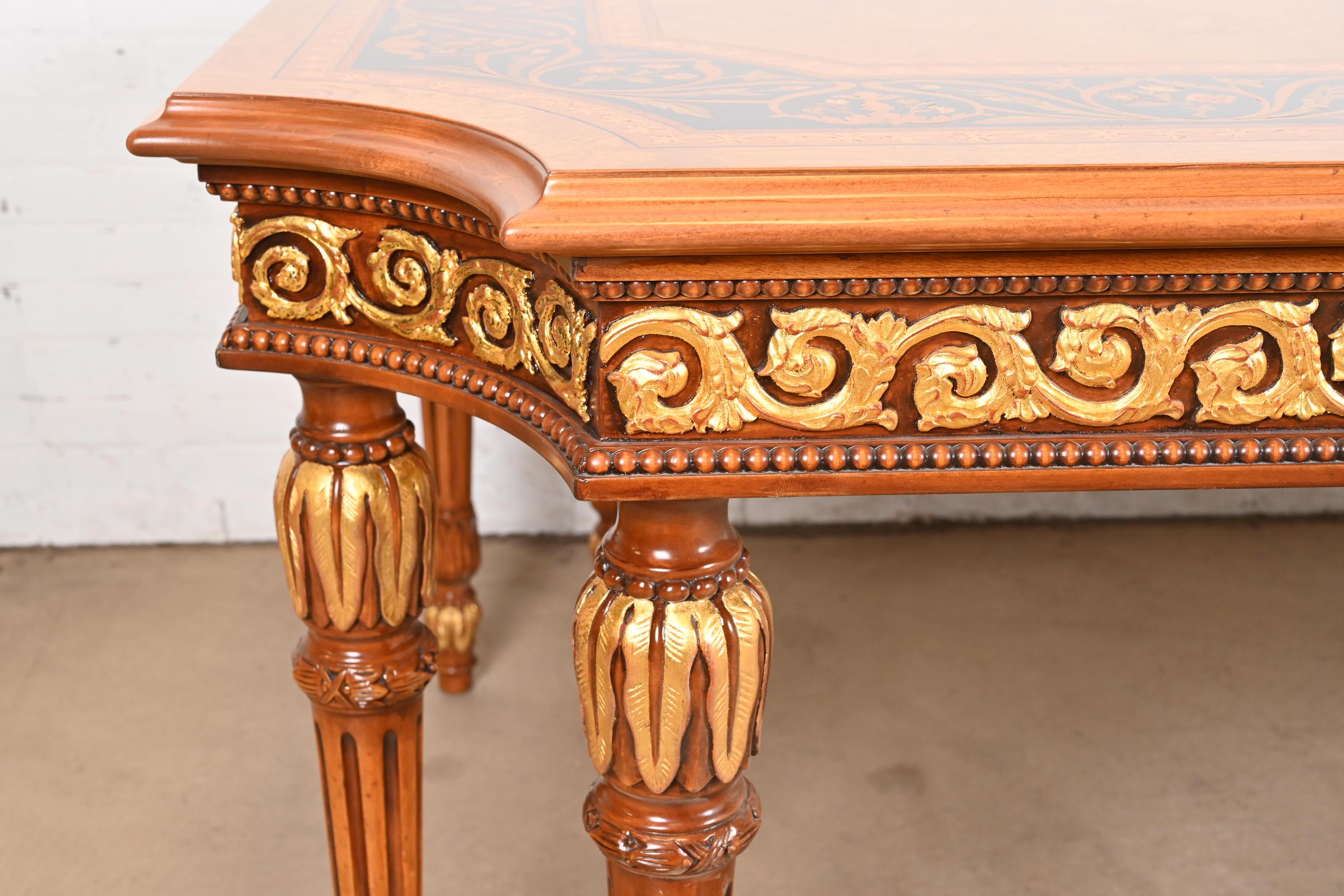 20ième siècle Table de salle à manger néoclassique italienne en ronce de bois incrustée de style Versace, revernie en vente