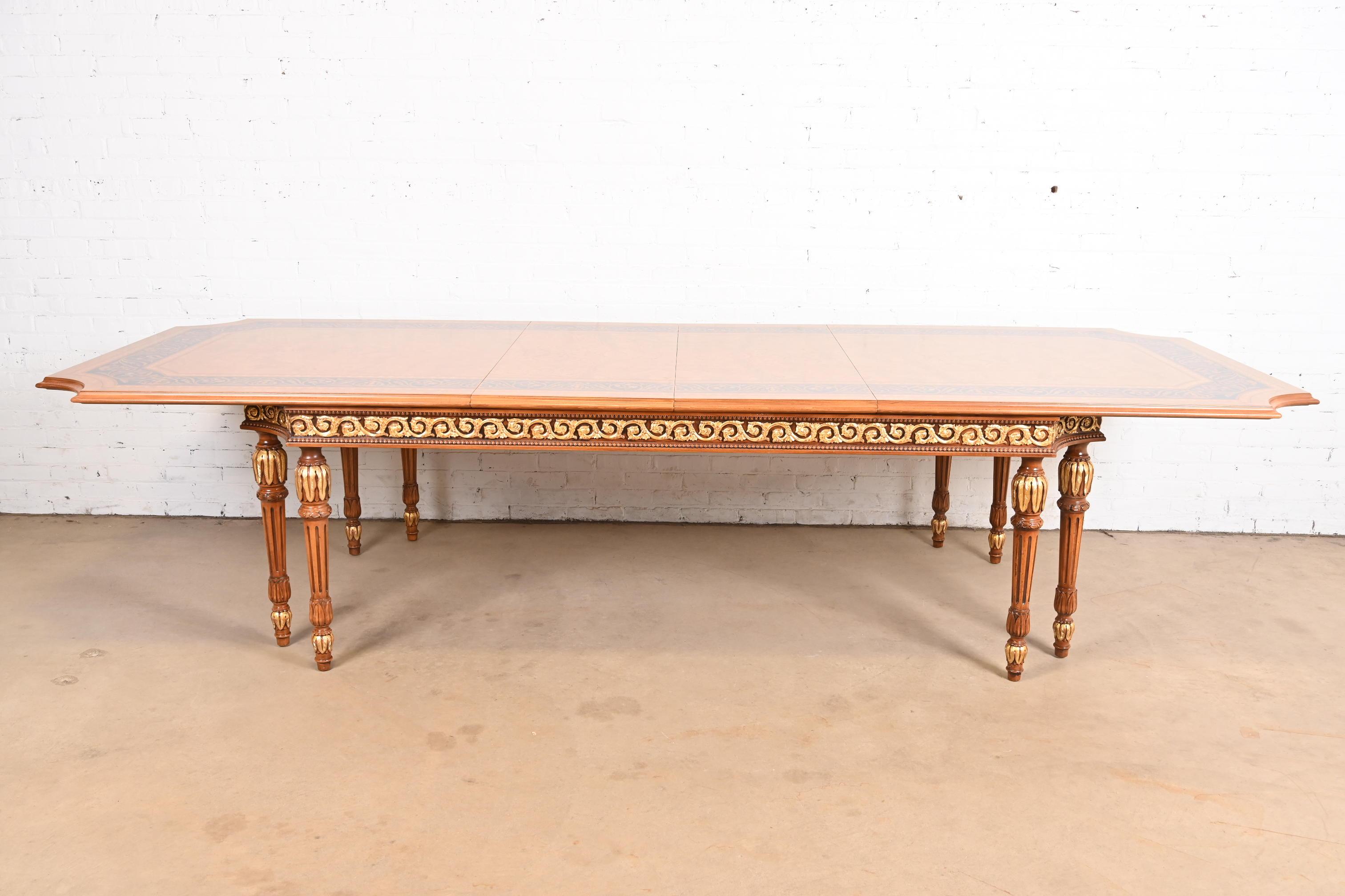 Table de salle à manger néoclassique italienne en ronce de bois incrustée de style Versace, revernie en vente 1