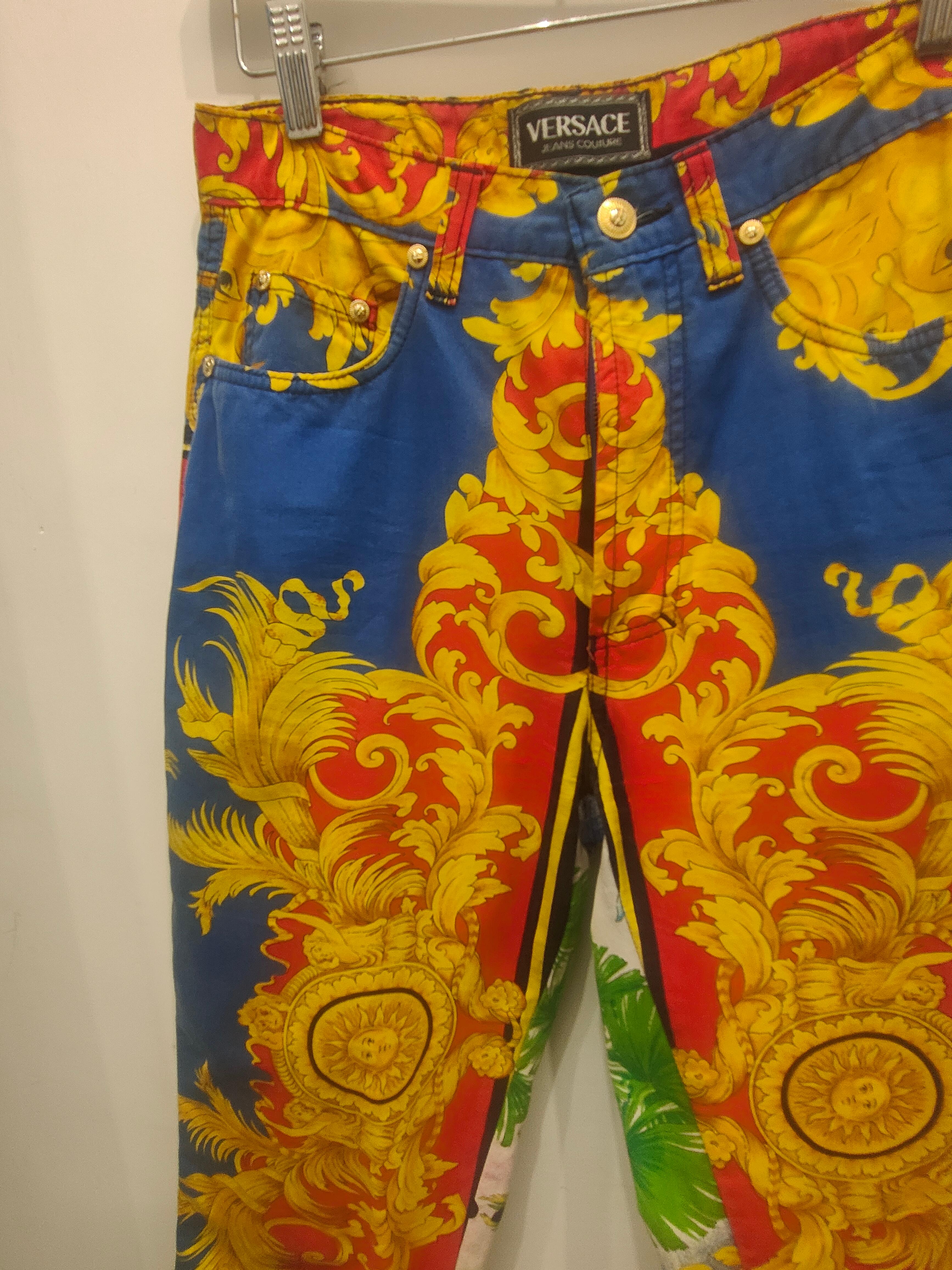 Pantalones Versace Sol Barroco
totalmente  fabricado en italia en la talla 42
composición: algodón
Medidas: cintura 72 cm, longitud 100 cm
