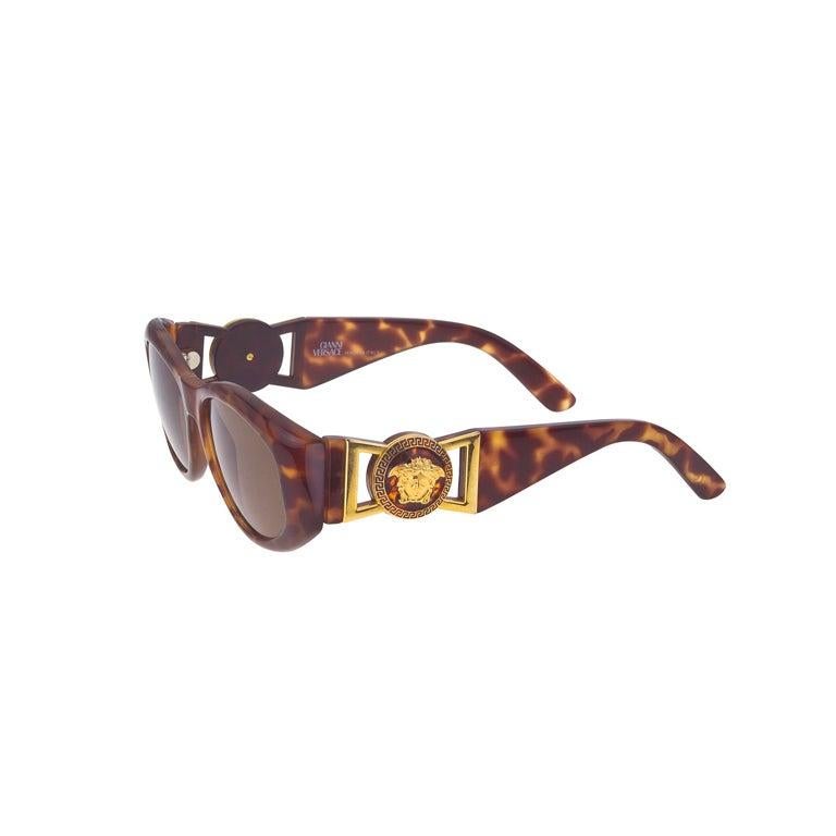 Versace Sunglasses Mod 424/M Col 869 In Excellent Condition For Sale In Chicago, IL