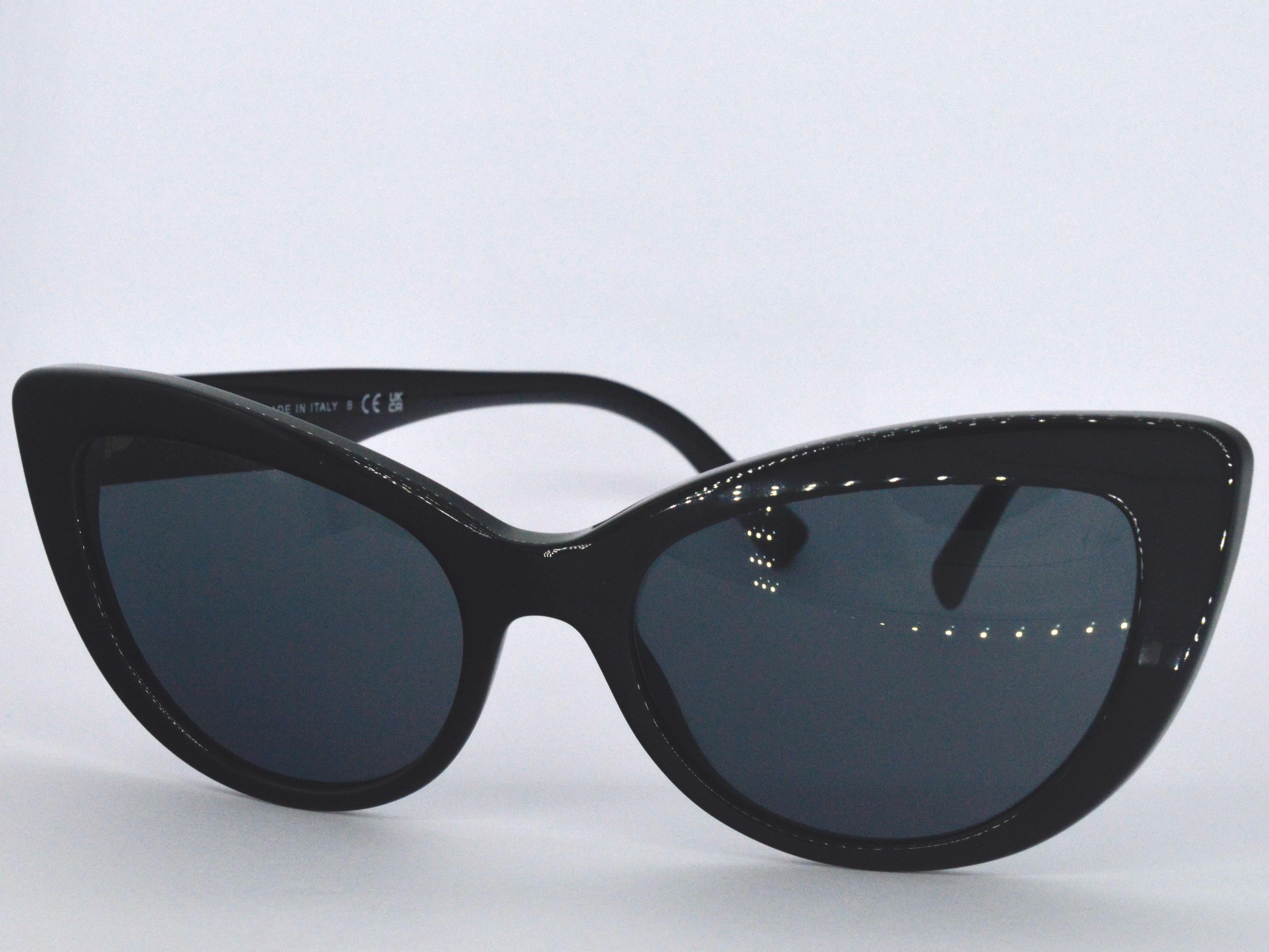 Model 4388 in sleek black, these Versace sunglasses are both stylish and versatile. They come with proof of purchase, the original box, and a warranty certificate for added assurance. Perfect for those who value fashion and authenticity, these