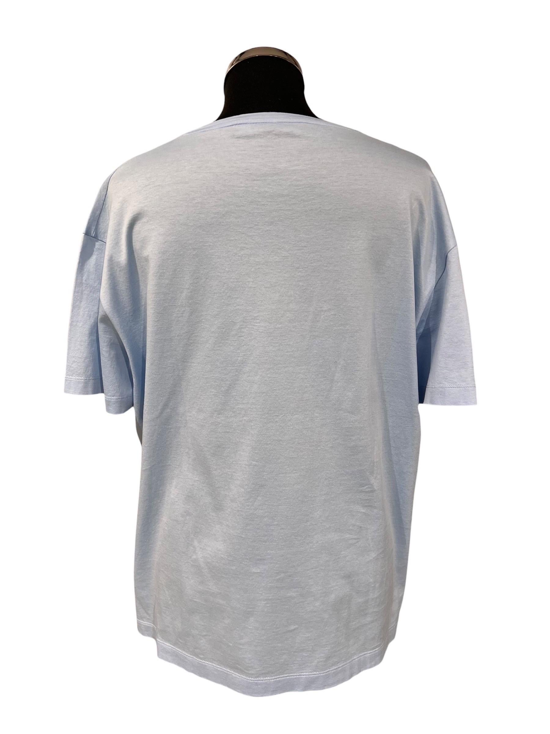 T-Shirt firmata Versace, realizzata in cotone di colore celeste con logo del brand in rilievo ricamato di colore bianco sulla parte frontale. Taglia