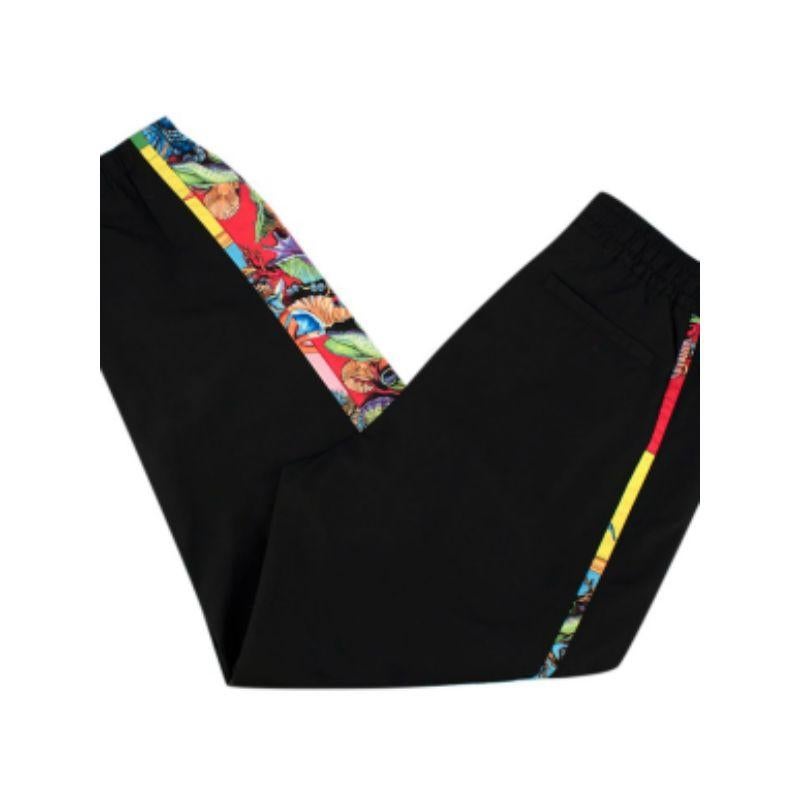 Versace Tapered printed shell pants

-Ribbed waistline with drawstrings 
-Zip fastening 
Four pockets style 
-Multi colour sea print stripes 
-Ribbed elasticated cuffs 

Material 

100% Polyester 

Made in Italy 

PLEASE NOTE, THESE ITEMS ARE
