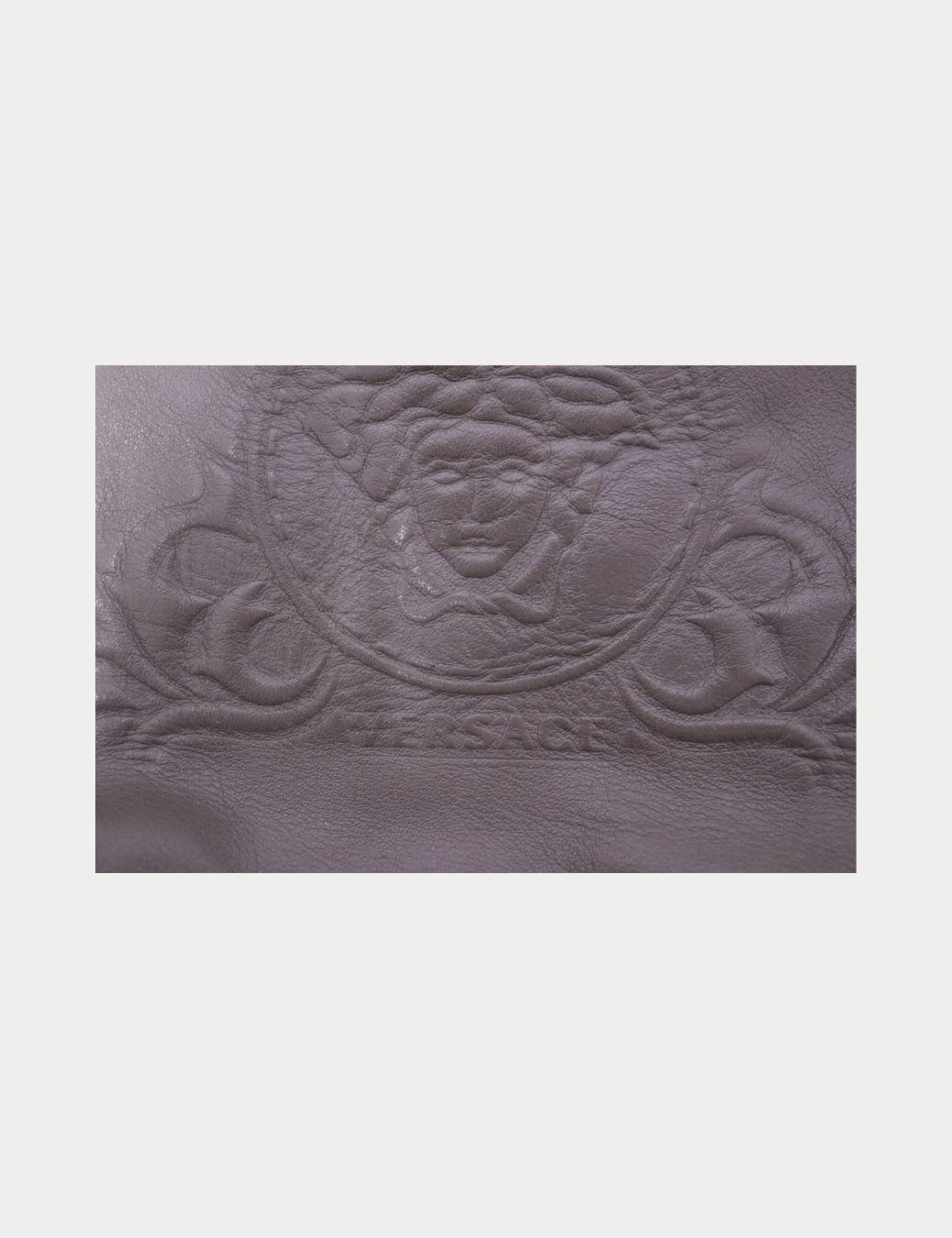 Versace - Sac à bandoulière en cuir taupe État moyen - En vente à Amman, JO