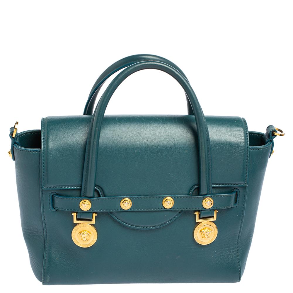 Diese tealgrüne Ledertasche von Versace hat ein verführerisches Design. Die wunderschön gearbeitete Tasche verfügt über ein äußerst strapazierfähiges Äußeres mit dem Medusa-Motiv auf der Vorderseite, ein geräumiges Innenleben aus Satin, zwei Griffe