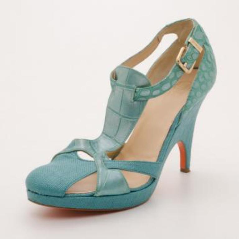 Adorables en color y lujosas en diseño, estas cuñas Versace de color verde azulado están listas para vestir un look informal. Estas sandalias estilo t-bar de la talla 39,5 están confeccionadas en rafia y piel con relieve de cocodrilo, y cuentan con