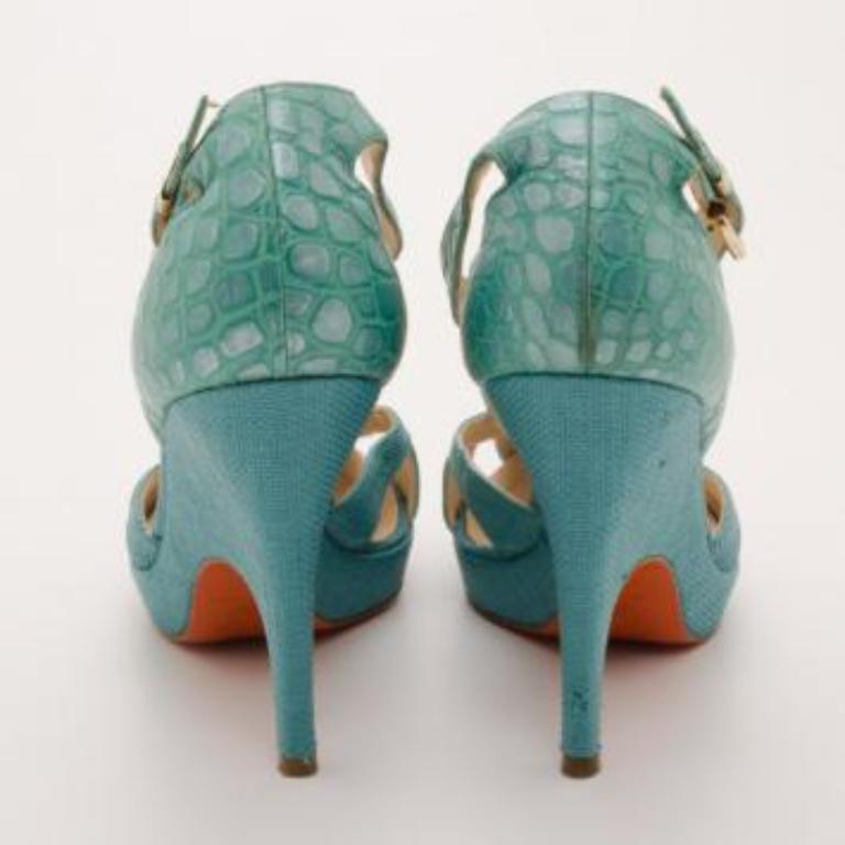 Sandalias de cuña con estampado de cocodrilo de rafia verde azulado Versace Talla 39.5 en Bastante bueno estado para la venta en Dubai, Al Qouz 2