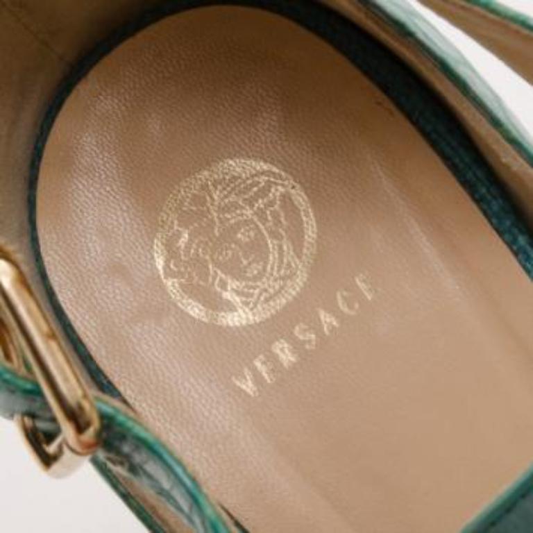 Sandalias de cuña con estampado de cocodrilo de rafia verde azulado Versace Talla 39.5 en venta 2