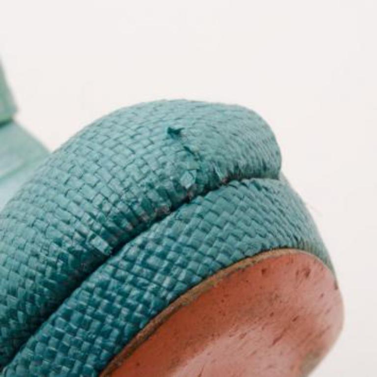 Sandalias de cuña con estampado de cocodrilo de rafia verde azulado Versace Talla 39.5 en venta 3
