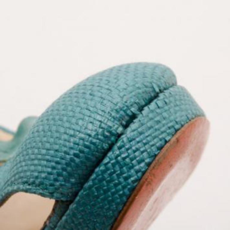 Sandalias de cuña con estampado de cocodrilo de rafia verde azulado Versace Talla 39.5 en venta 4