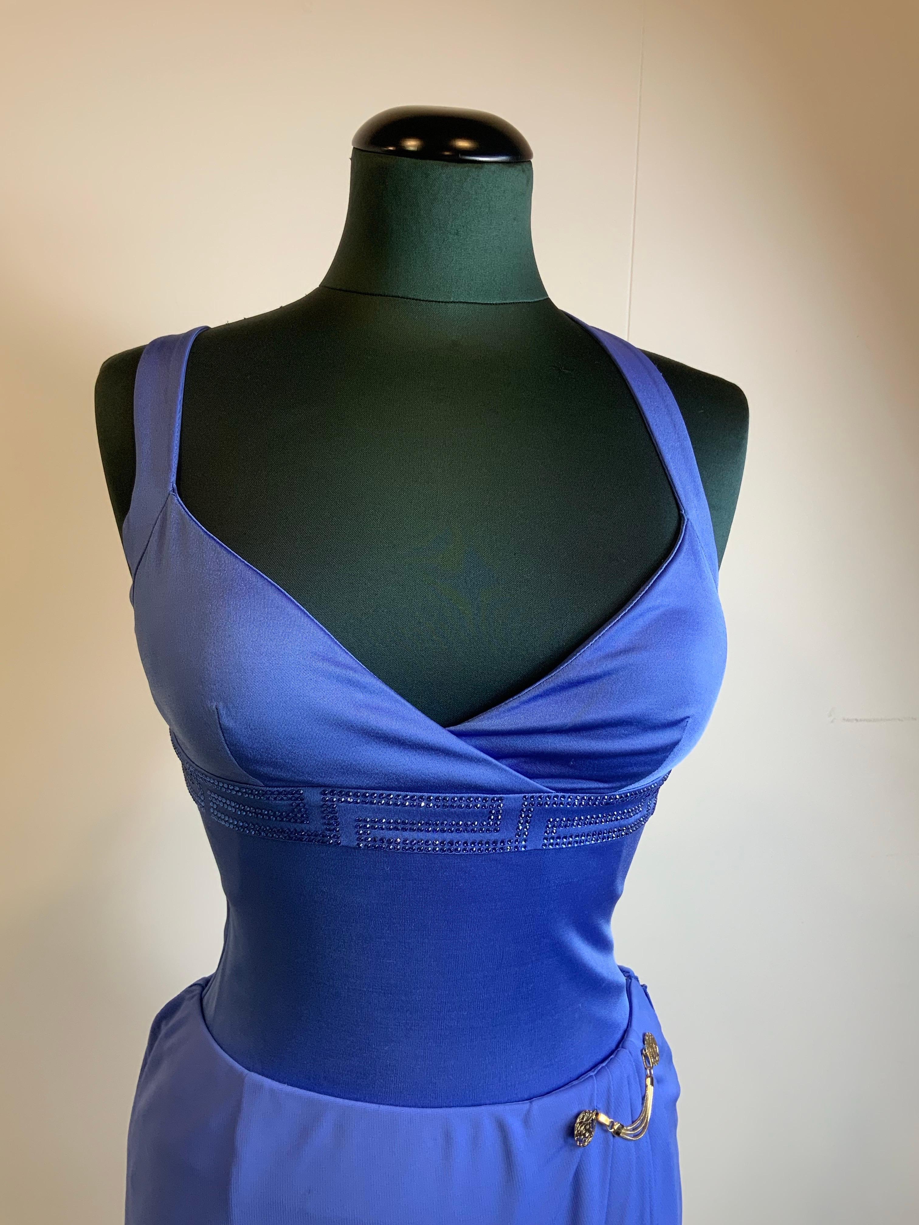 Traje Versace. Top + falda.
En 100% viscosa de color índigo.
Talla 40 italiana.
Busto 36 cm
Longitud 63 cm 
La falda mide
Cintura 38 cm
Caderas 50 cm
Largo 51 cm
En buen estado general, presentan signos de uso normal.
Ambos tienen pequeñas marcas