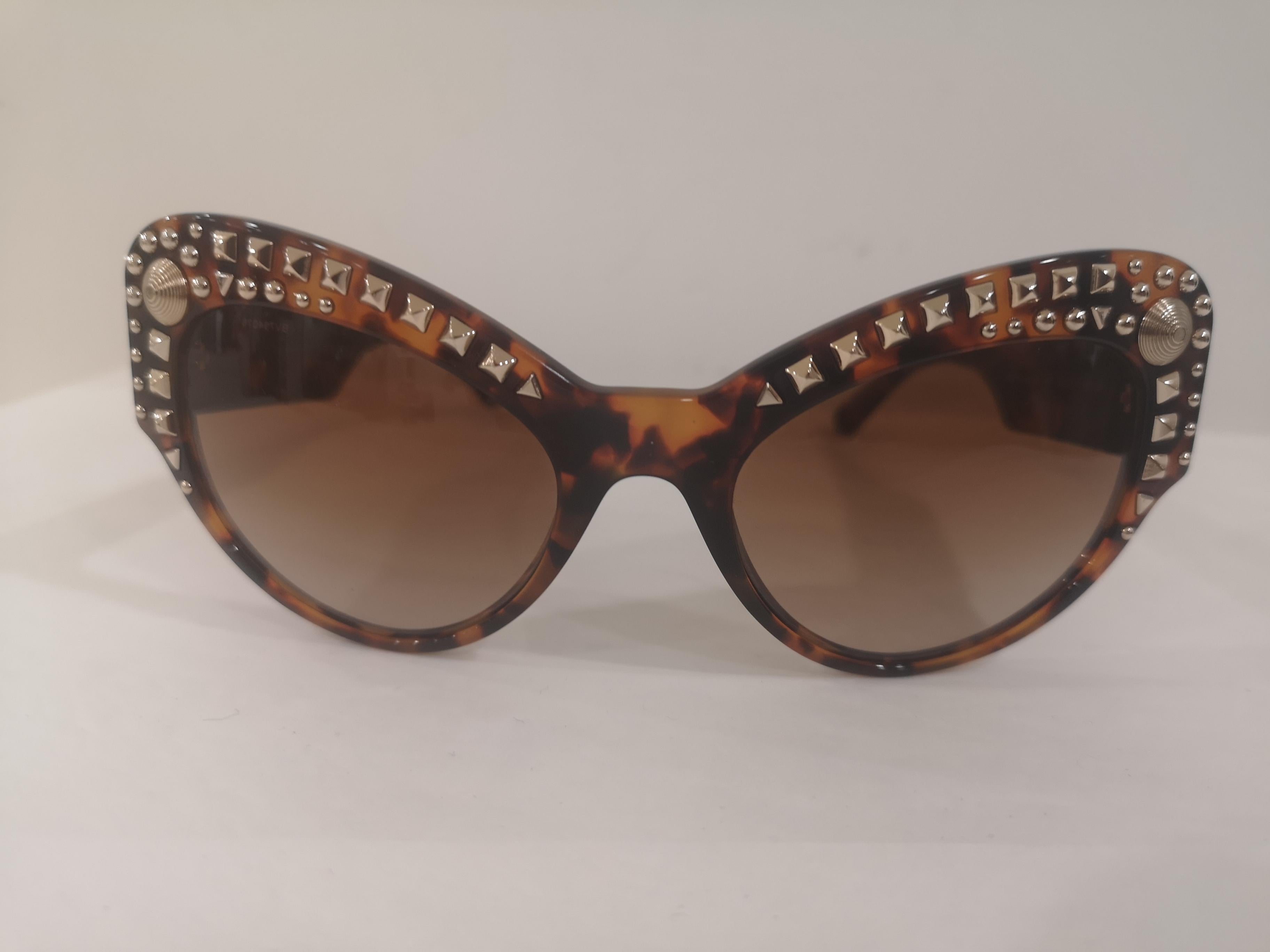 Versace tortoise gold studs Sunglasses NWOT
Gold tone studs
totally made in italy