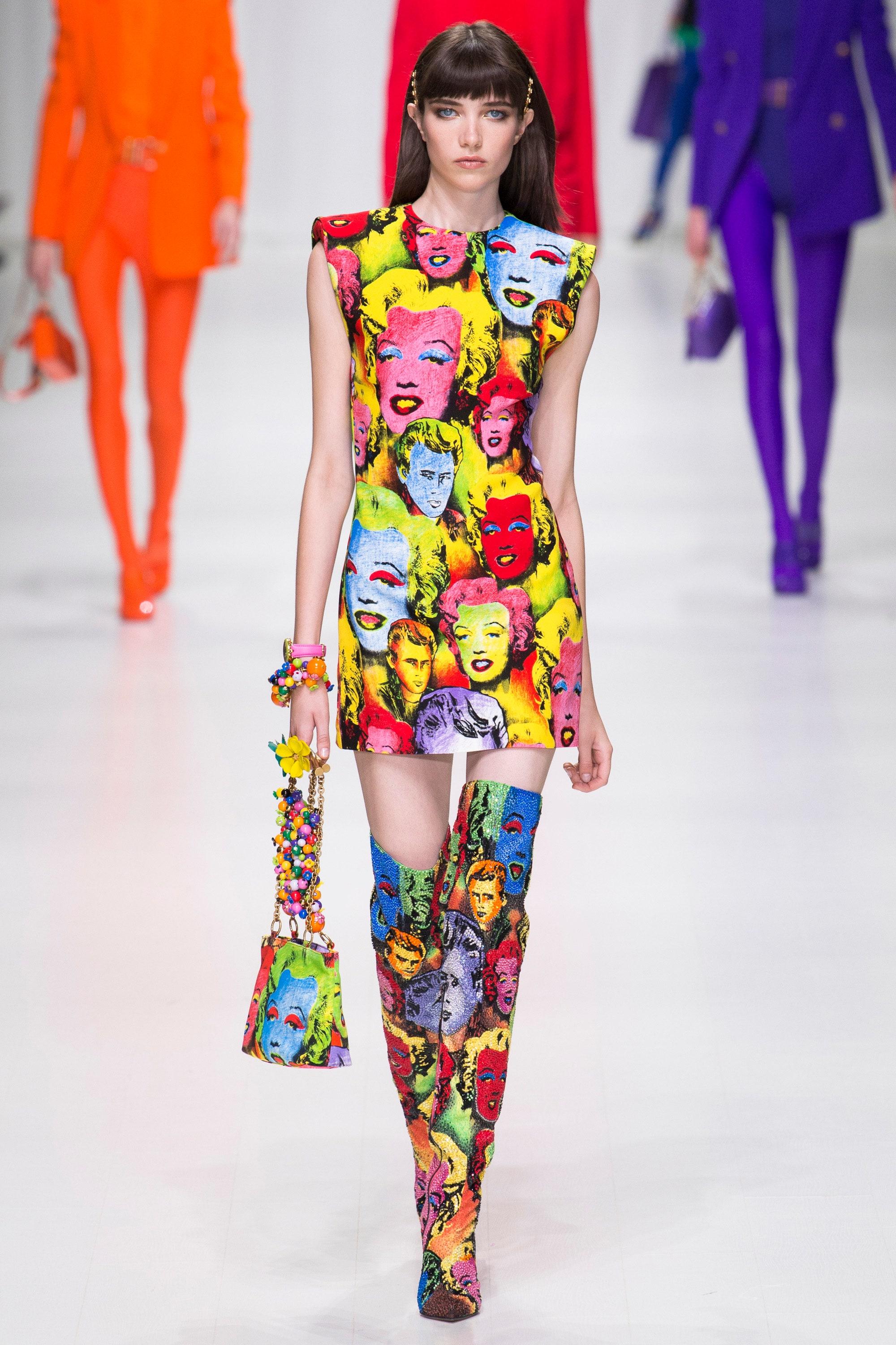 VERSACE
SS18 Look # 53 Tribute 1990 Marilyn Monroe James Dean pop art knee boots EU39 - 9
Model Name / Style: Pop art boot
Material: Fabric; leather lining
Color: Multicolour
Pattern: Abstract; pop art print
Closure: Zip
Lining material: