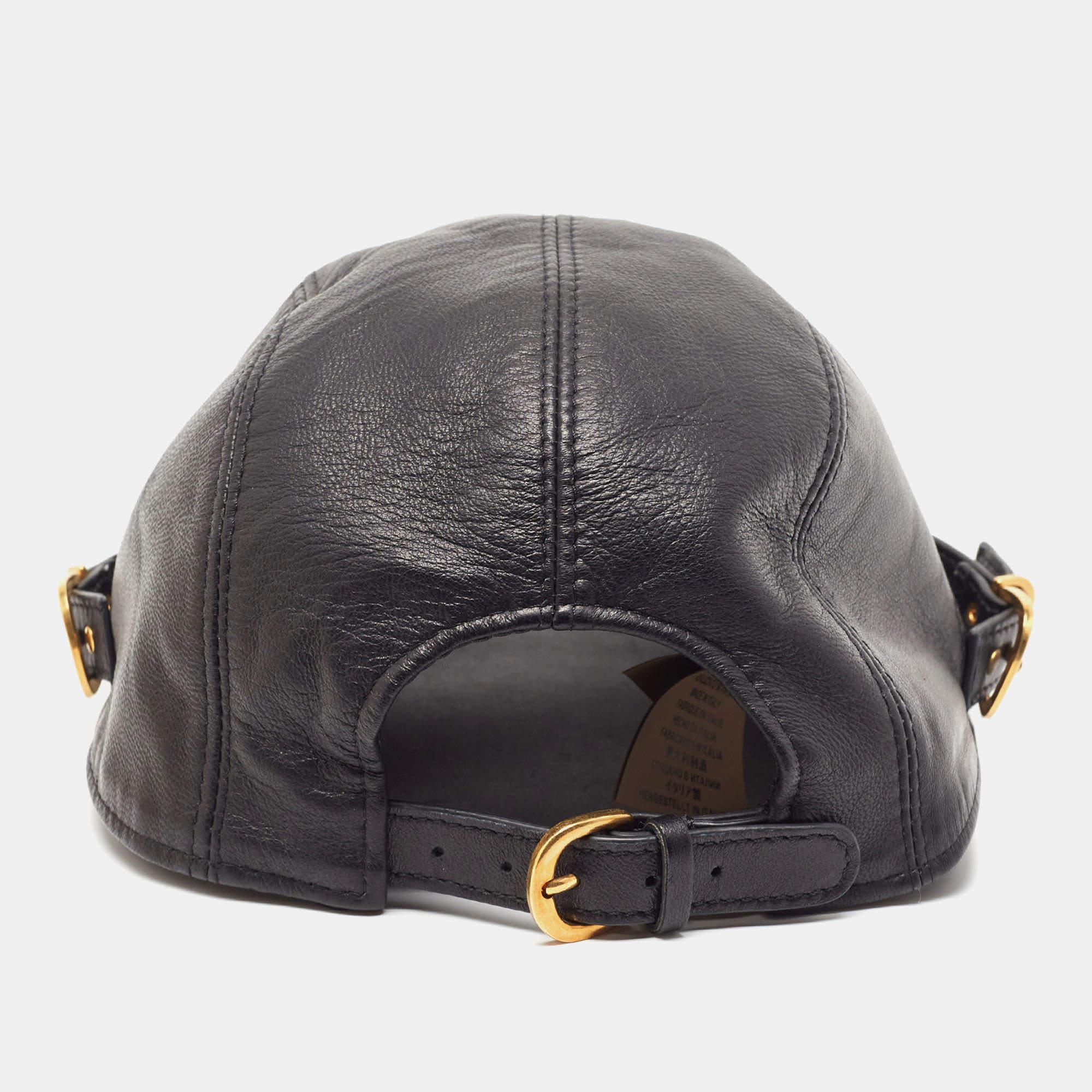 Caps are an ideal style statement with casual outfits. This Versace piece is made from quality materials and features signature elements. This piece will be a smart addition to your cap collection.

