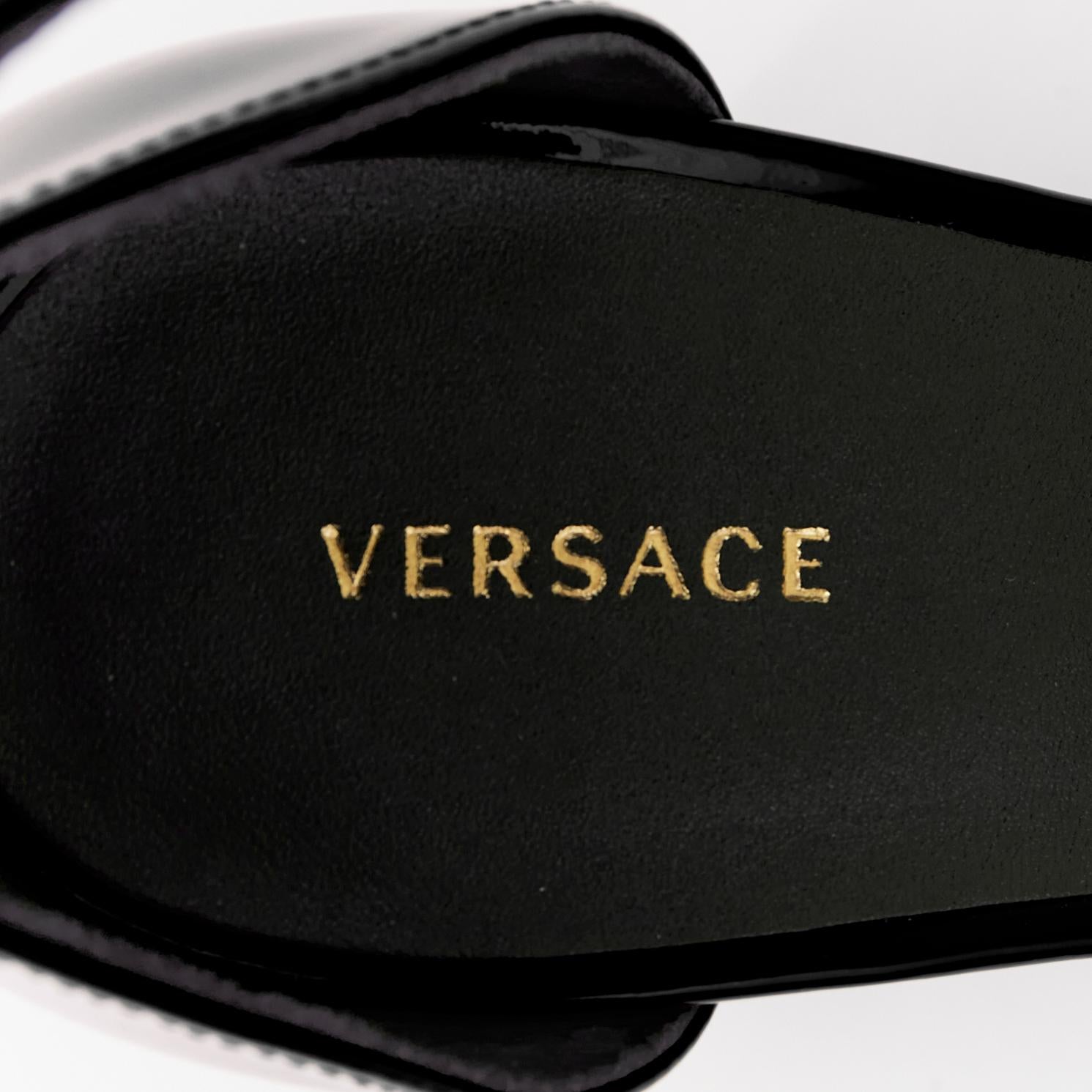VERSACE Tribute Schwarze Plateausandalen mit offenem Zehenbereich aus Lackgold und Medusa EU41 im Angebot 8